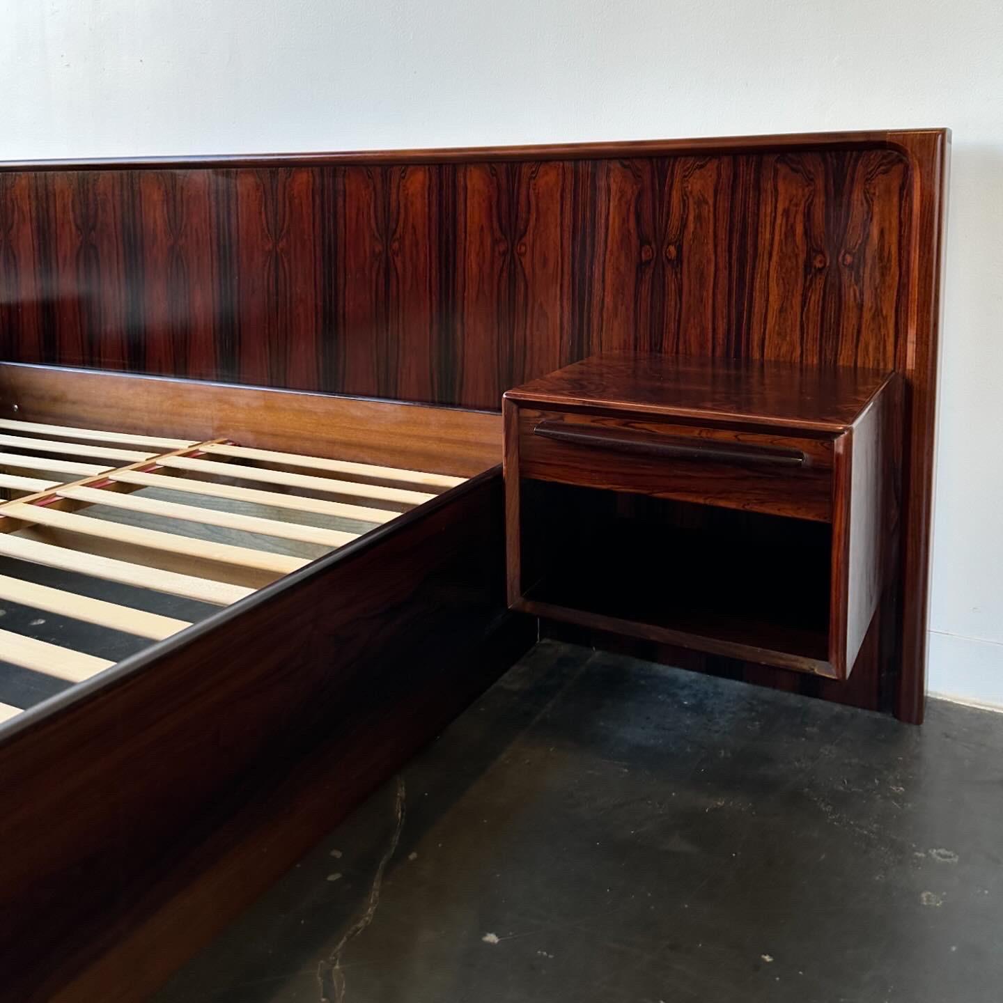 Woodwork Danish MCM rosewood queen size platform bed with floating nightstands For Sale