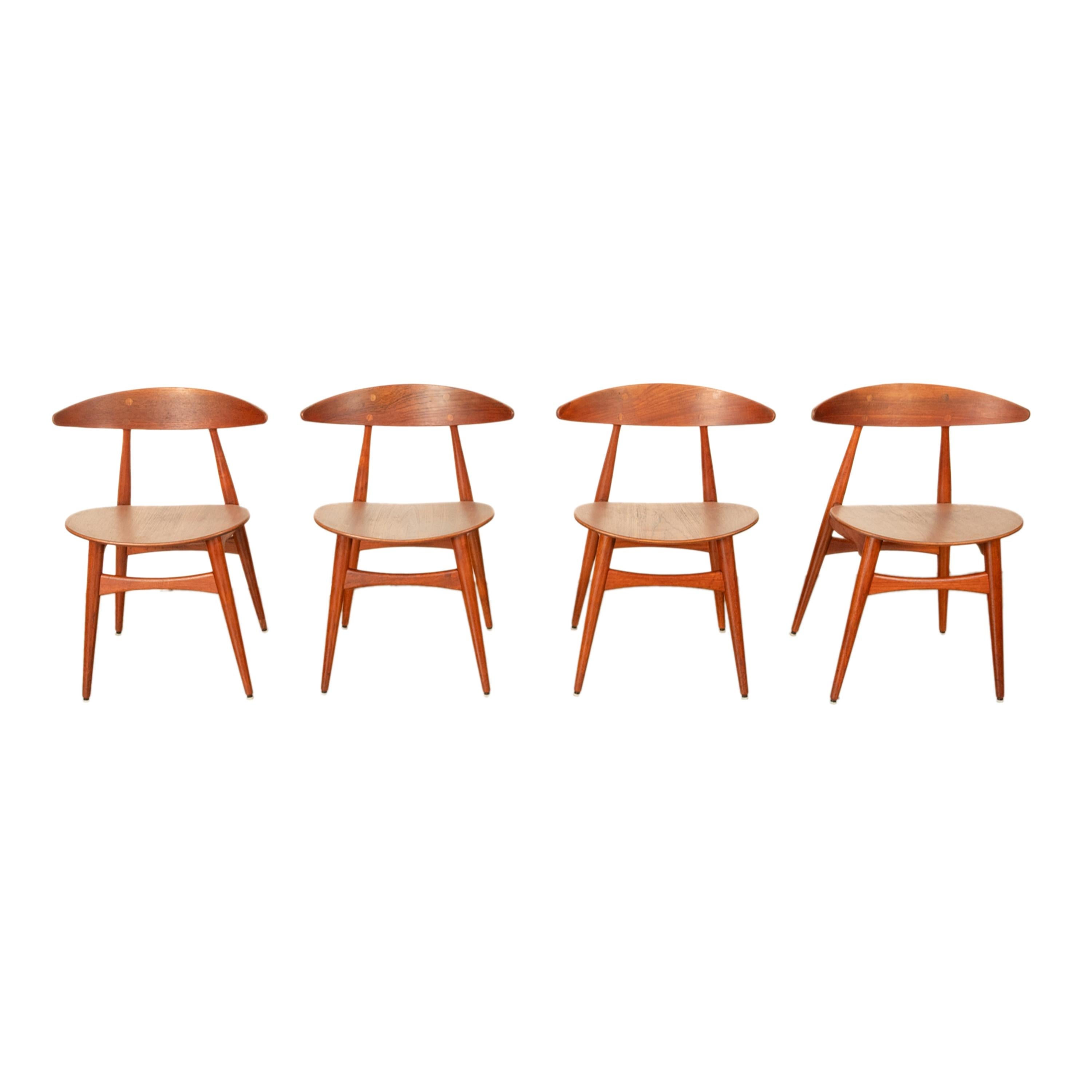 Très bon ensemble de quatre chaises danoises en teck de style moderne du milieu du siècle, originales et précoces, conçues par Hans Wegner pour Carl Hansen & Son, vers 1960.
Il s'agit d'une version très ancienne de cette chaise emblématique et