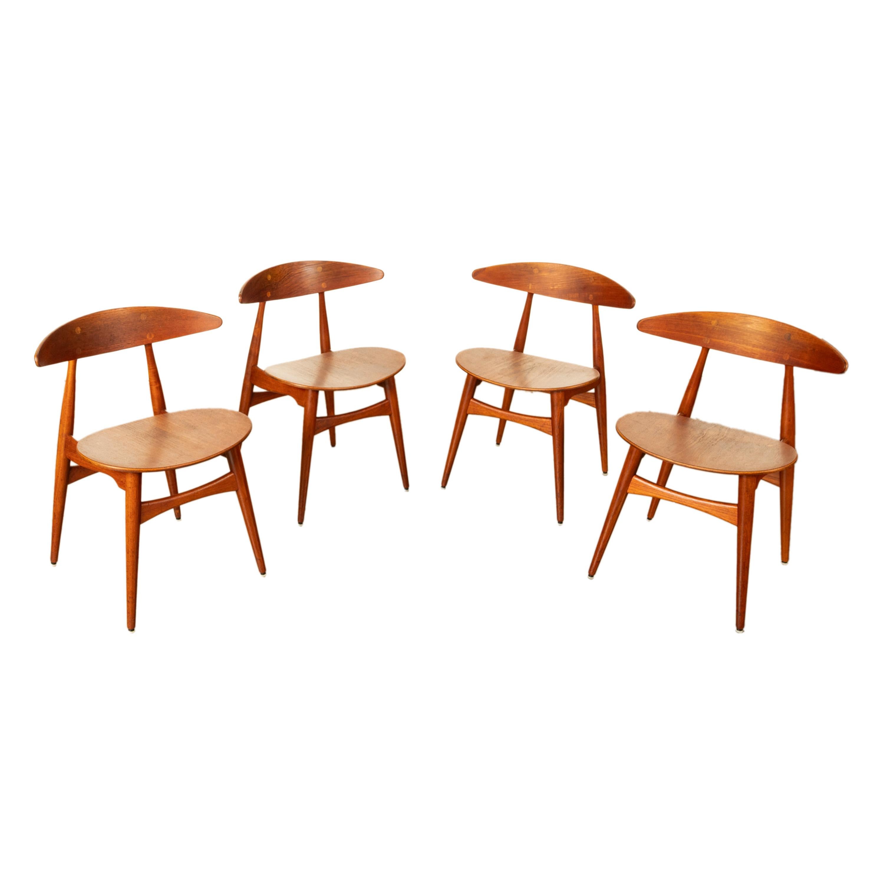 Mid-Century Modern Ensemble de quatre chaises en teck Hans J. Wegner CH-33 Carl Hansen & Søn 1960 en vente