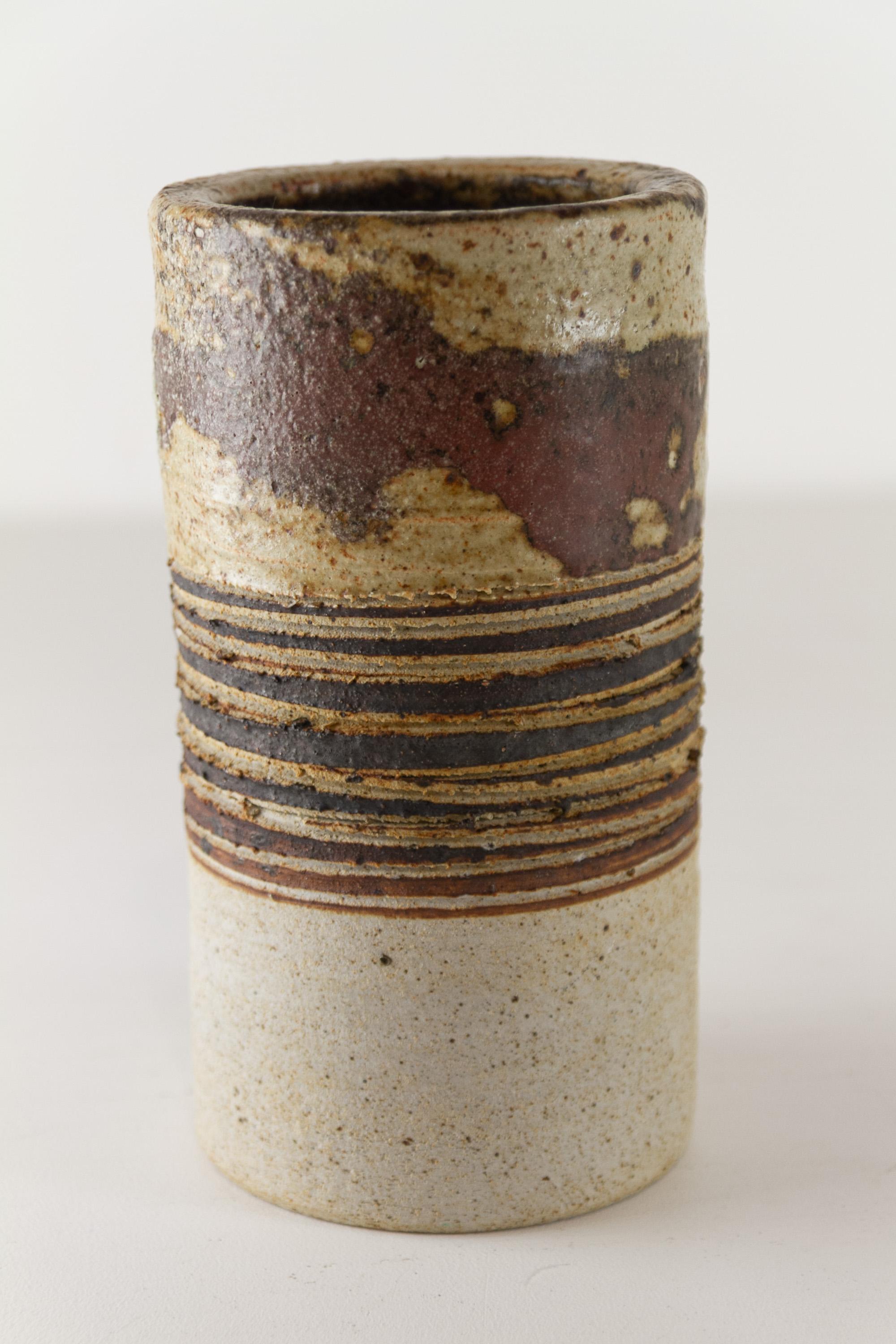 Vaso in gres danese MCM di Tue Poulsen, anni '60.

Vaso cilindrico in gres di stile brutalista di The Modern Scandinavian Mid-Century Modern. Realizzato in Danimarca negli anni '60 da Tue Poulsen nel suo studio Tue Keramik.
Smalto nei bellissimi