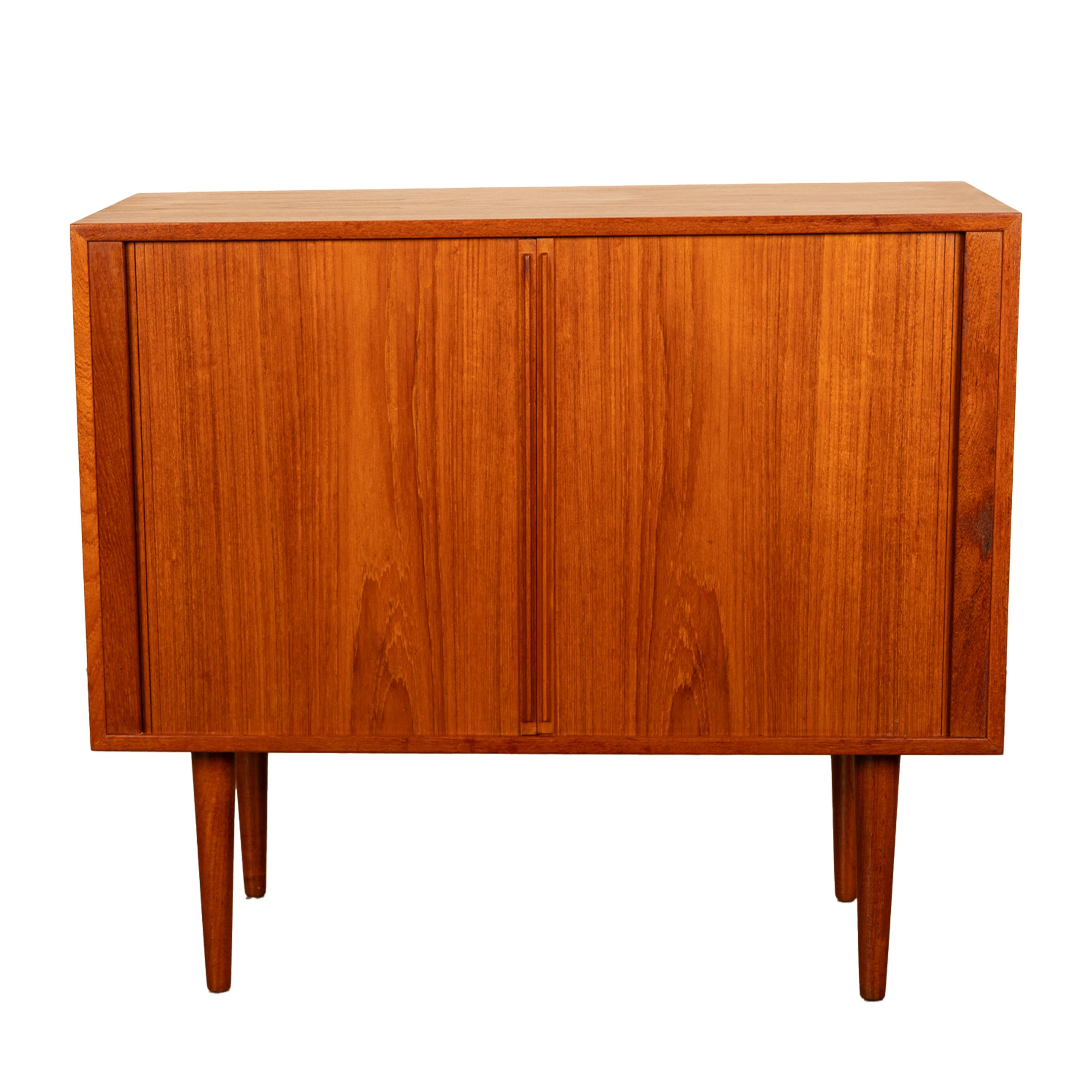 Dänische MCM Tambor Roll Front Teakholz Credenza Schrank Kai Kristiansen Feldballes (Moderne der Mitte des Jahrhunderts) im Angebot
