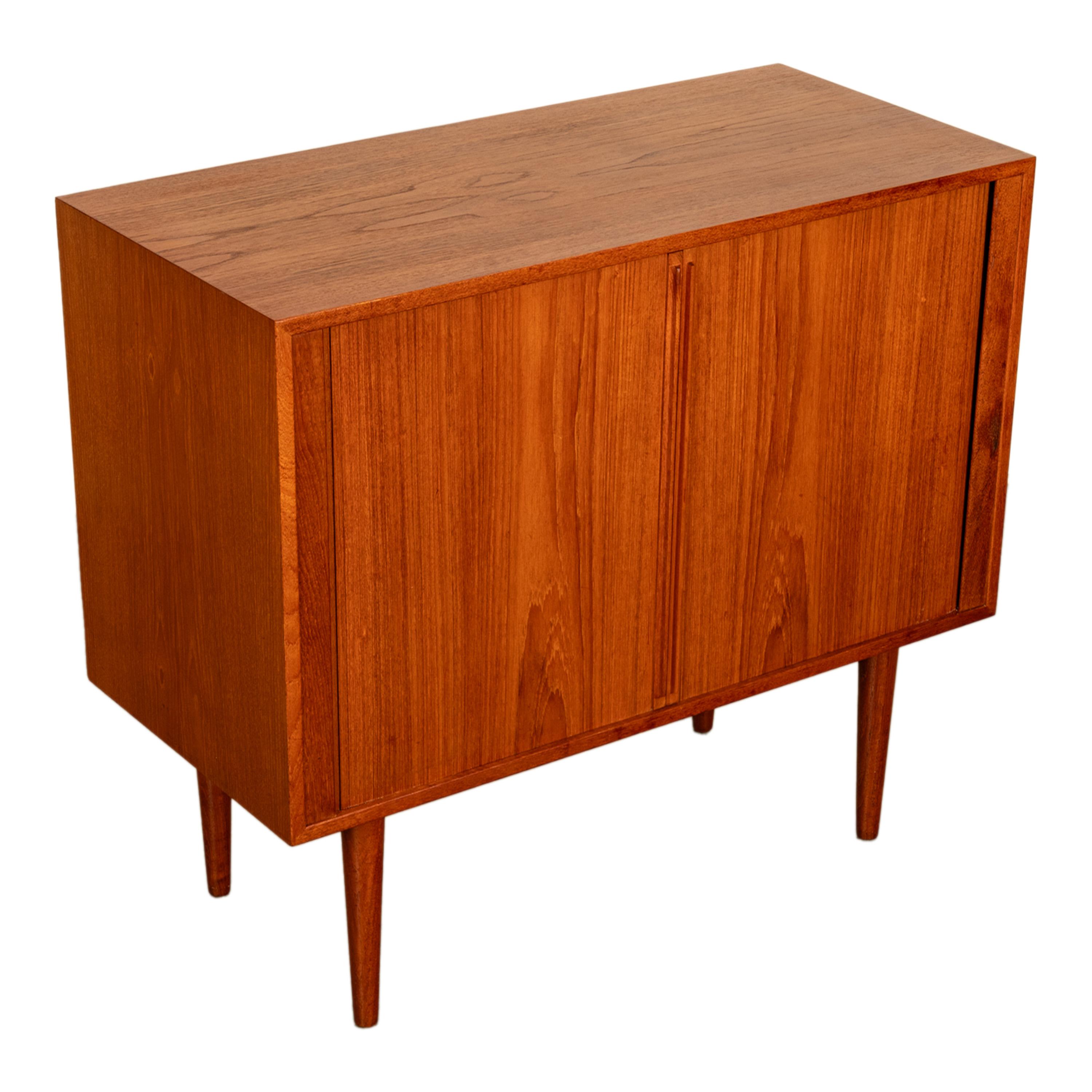 Dänische MCM Tambor Roll Front Teakholz Credenza Schrank Kai Kristiansen Feldballes im Zustand „Gut“ im Angebot in Portland, OR