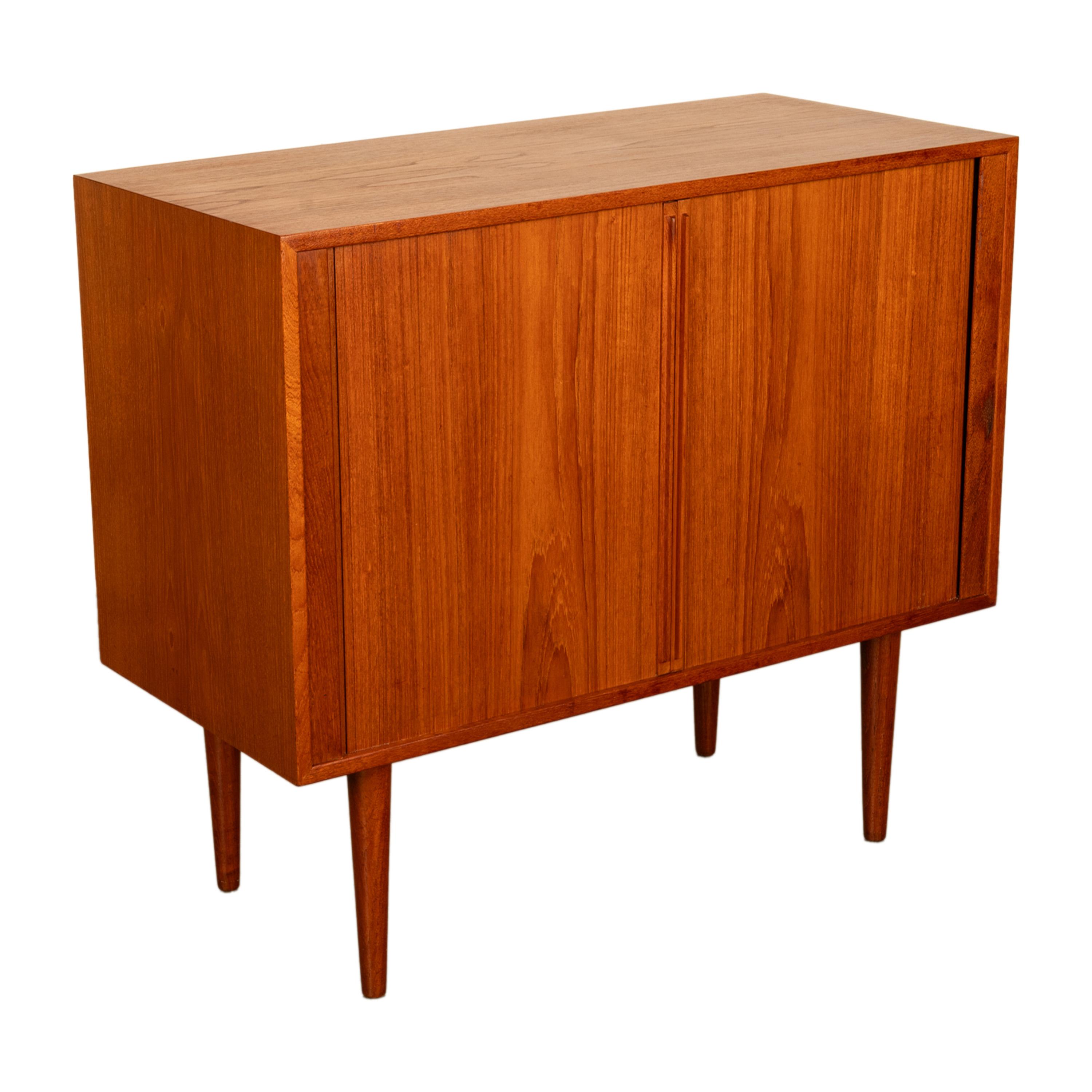 Dänische MCM Tambor Roll Front Teakholz Credenza Schrank Kai Kristiansen Feldballes (Mitte des 20. Jahrhunderts) im Angebot