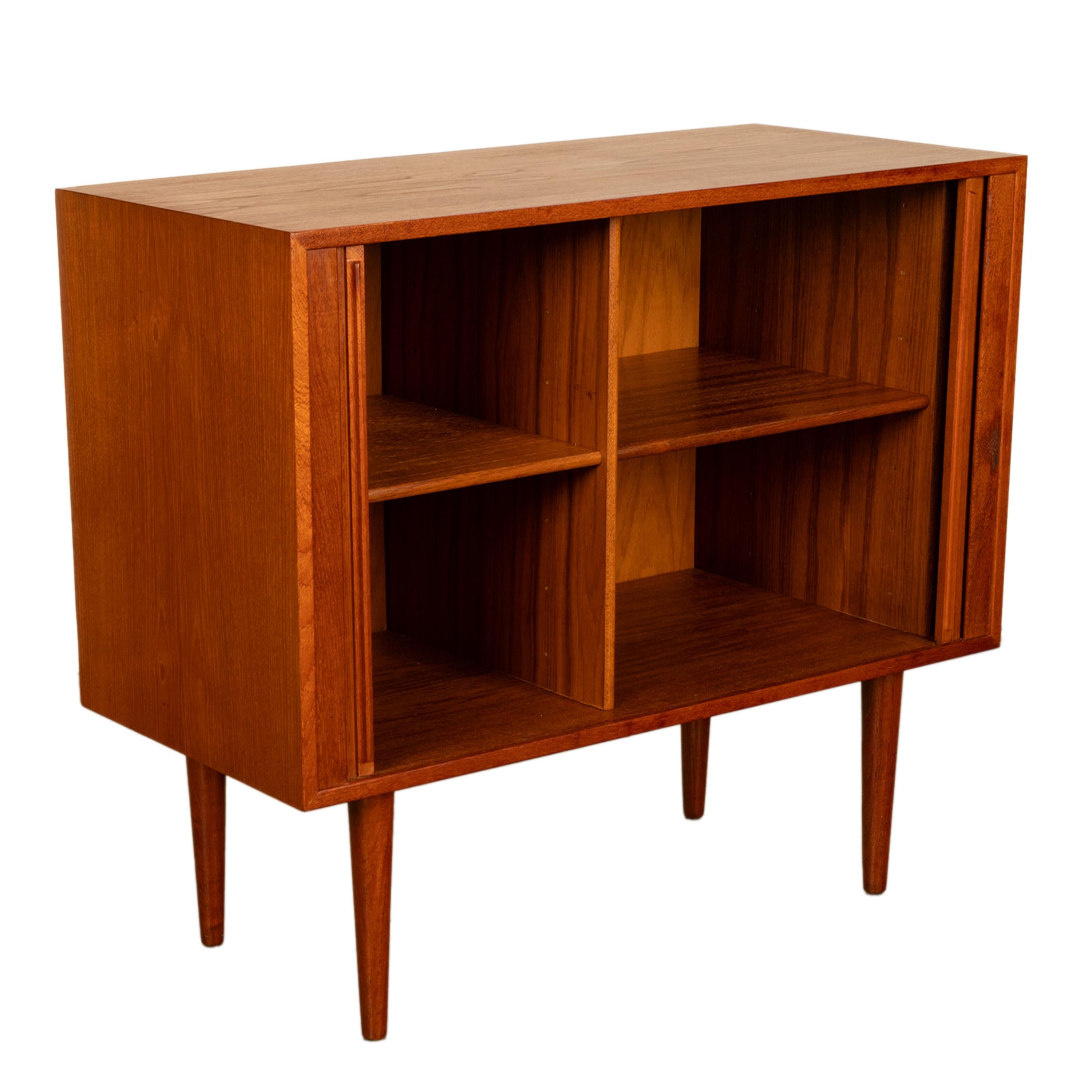 Dänische MCM Tambor Roll Front Teakholz Credenza Schrank Kai Kristiansen Feldballes im Angebot 1