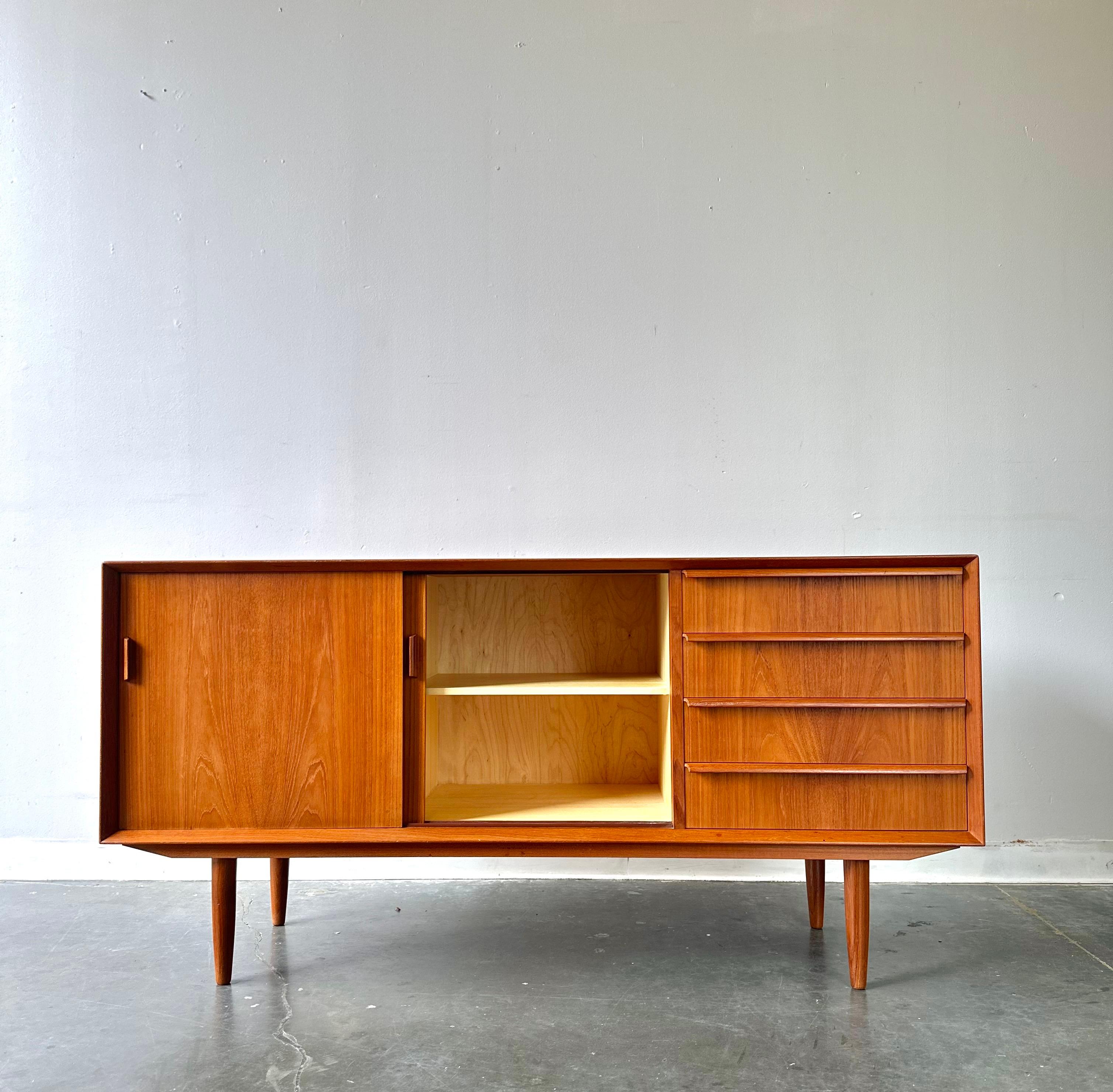 Danish Teak Credenza By Falster Denmark

Clean lines and tons of storage, this piece is in fantastic original condition with minor wear.

60”L x 18 1/2” D x 30” H

Please contact us for local delivery or pick up.
