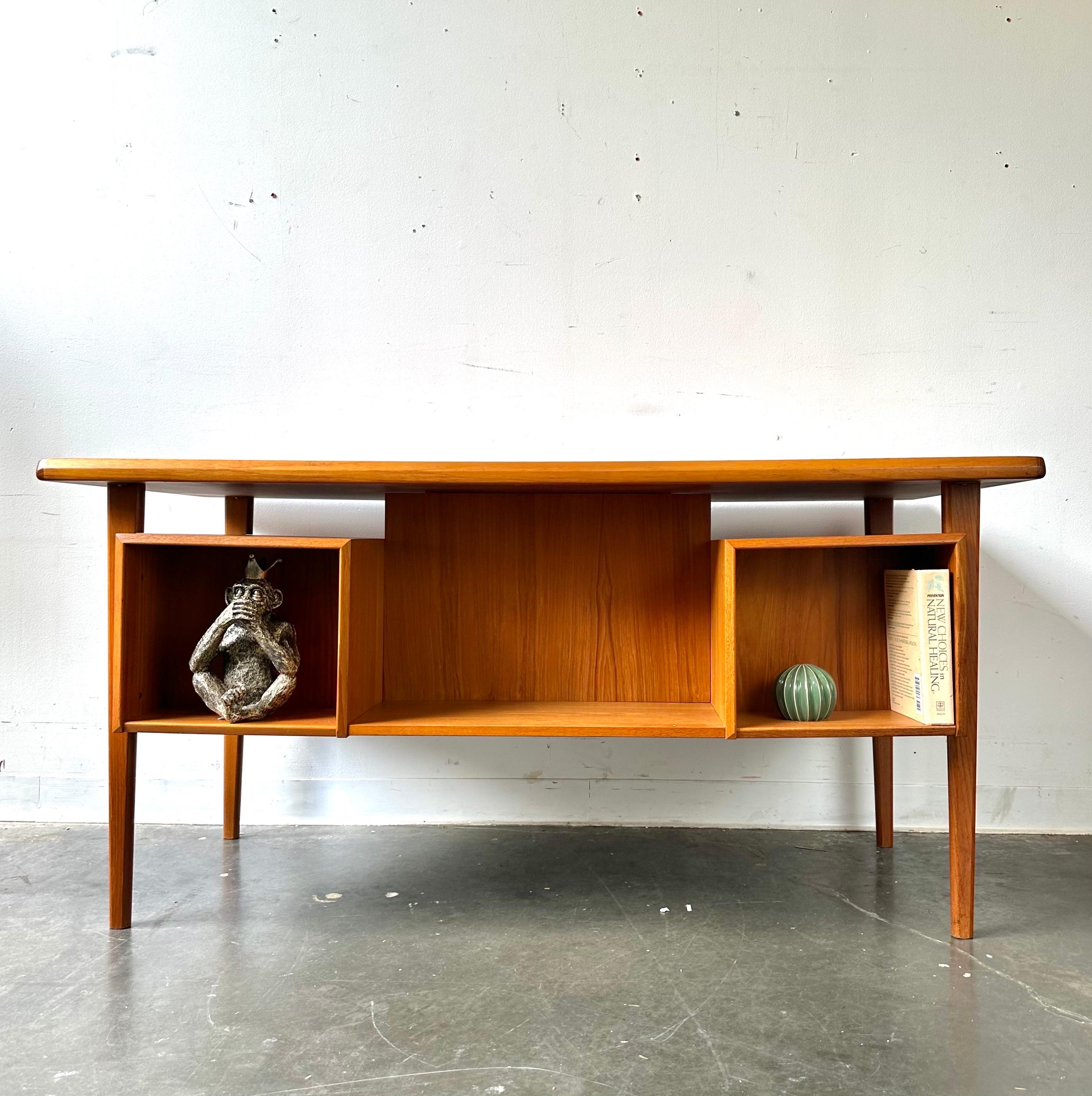 Peter Lovig Nielsen Floating Teak Desk with open back bookshelf.

Gorgeous danish piece in fantastic shape, only minor signs of wear to the body and a refinished top.

