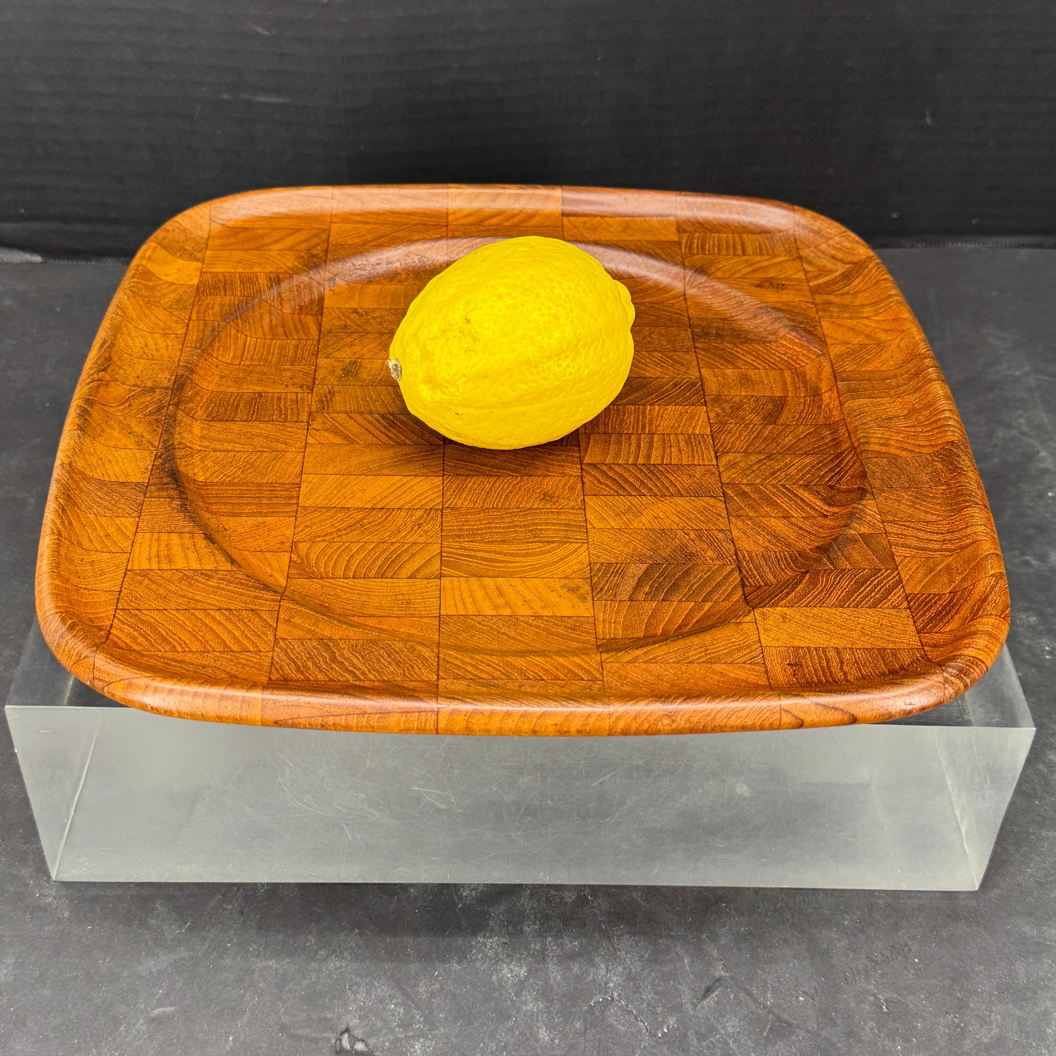 Elegante bandeja danesa de teca de mediados de siglo de Disgmed, fabricada en Dinamarca. Gran ejemplo de diseño y ejecución escandinavos. Bandeja perfecta para utilizar en una cocina o en la zona del bar. Marcado 