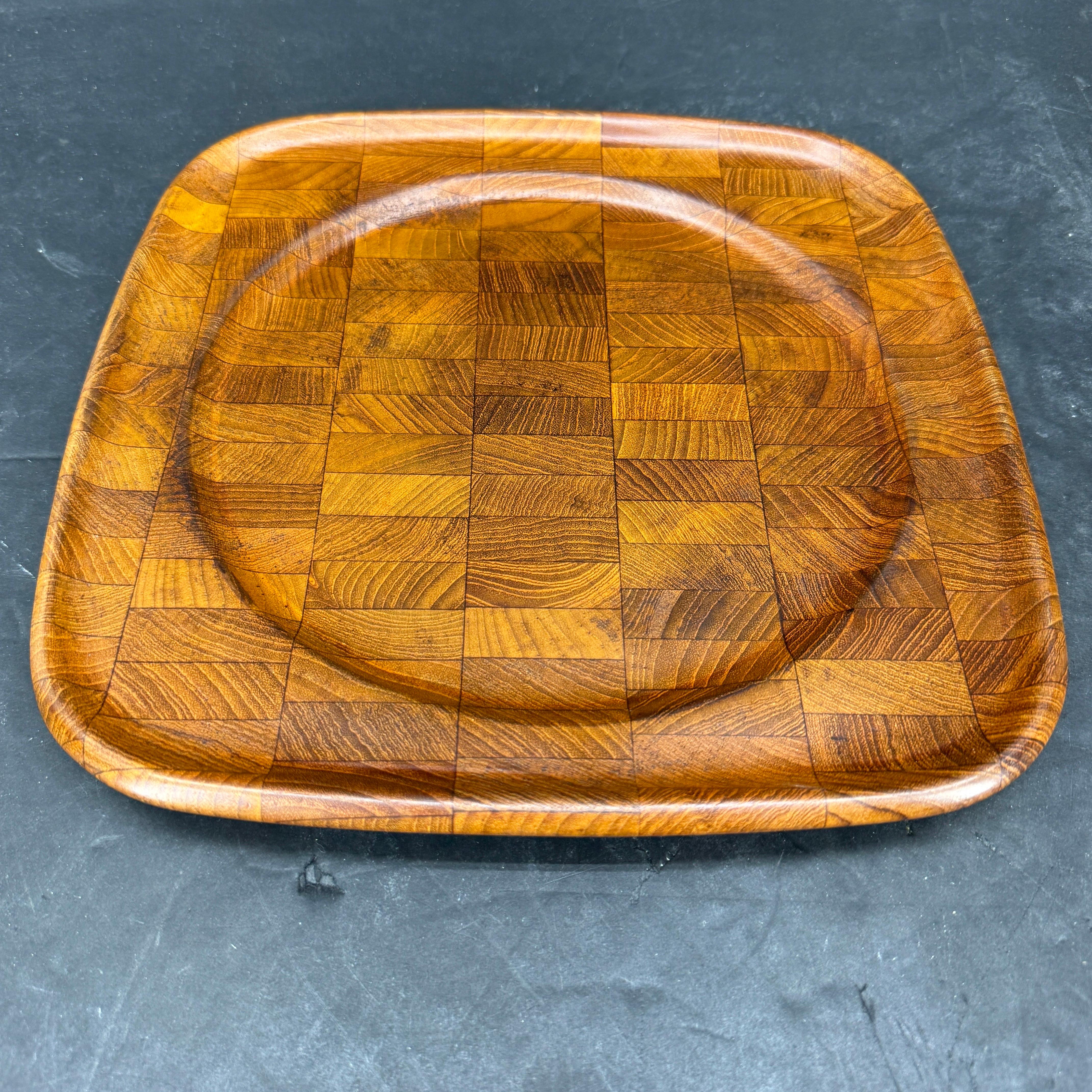 Bandeja cuadrada danesa MCM de madera de teca para servir by Digsmed Moderno de mediados de siglo en venta