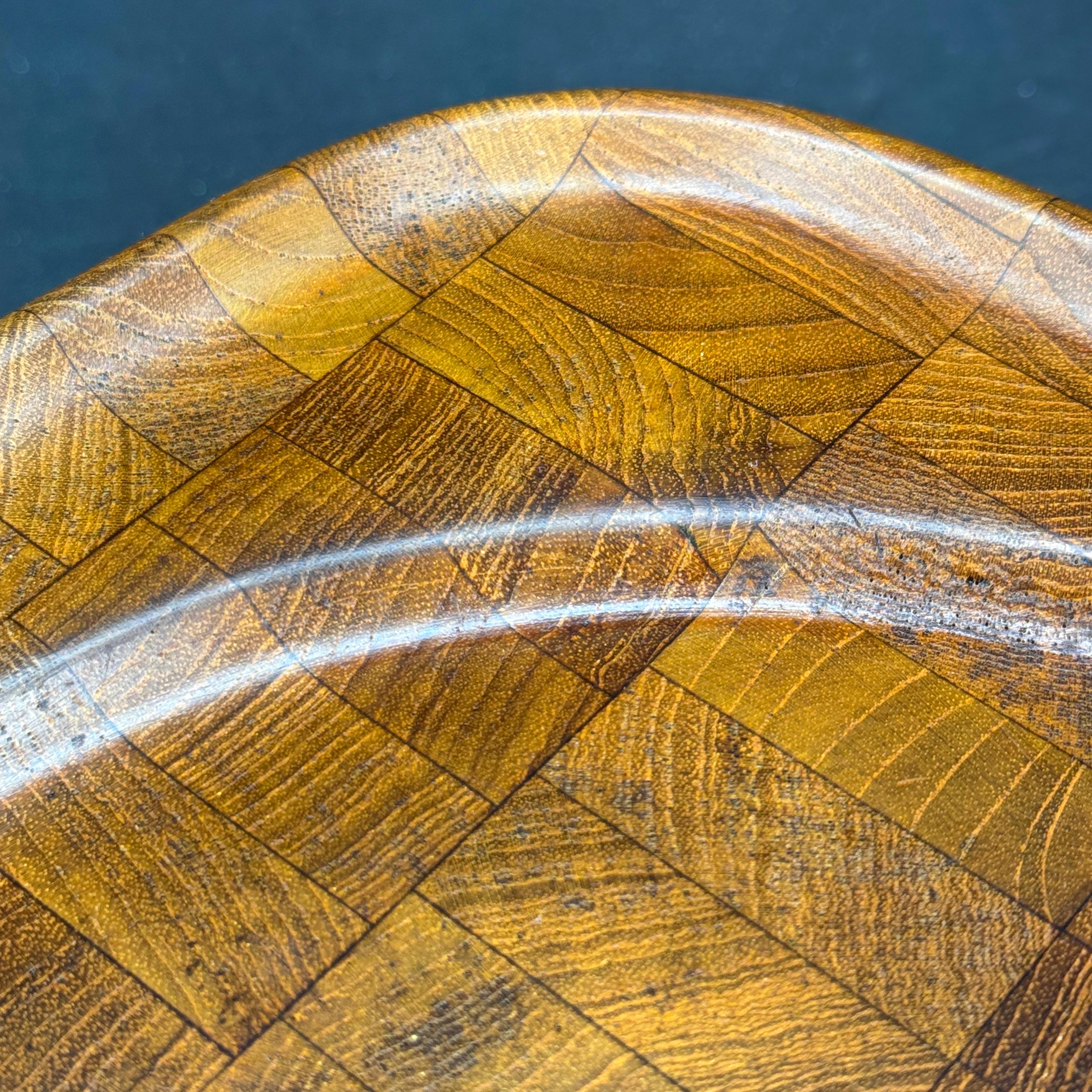 Bandeja cuadrada danesa MCM de madera de teca para servir by Digsmed Hecho a mano en venta