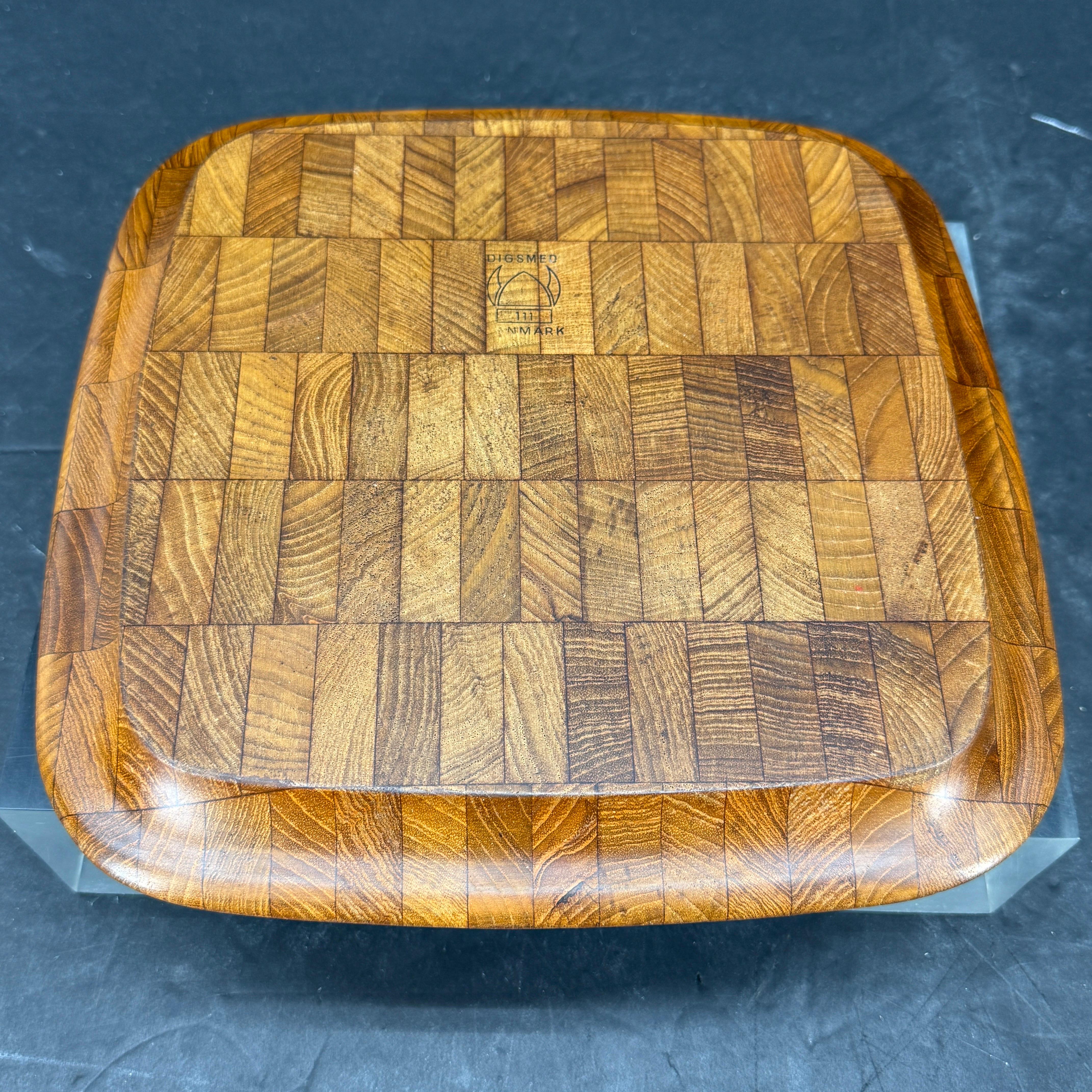 Bandeja cuadrada danesa MCM de madera de teca para servir by Digsmed mediados del siglo XX en venta
