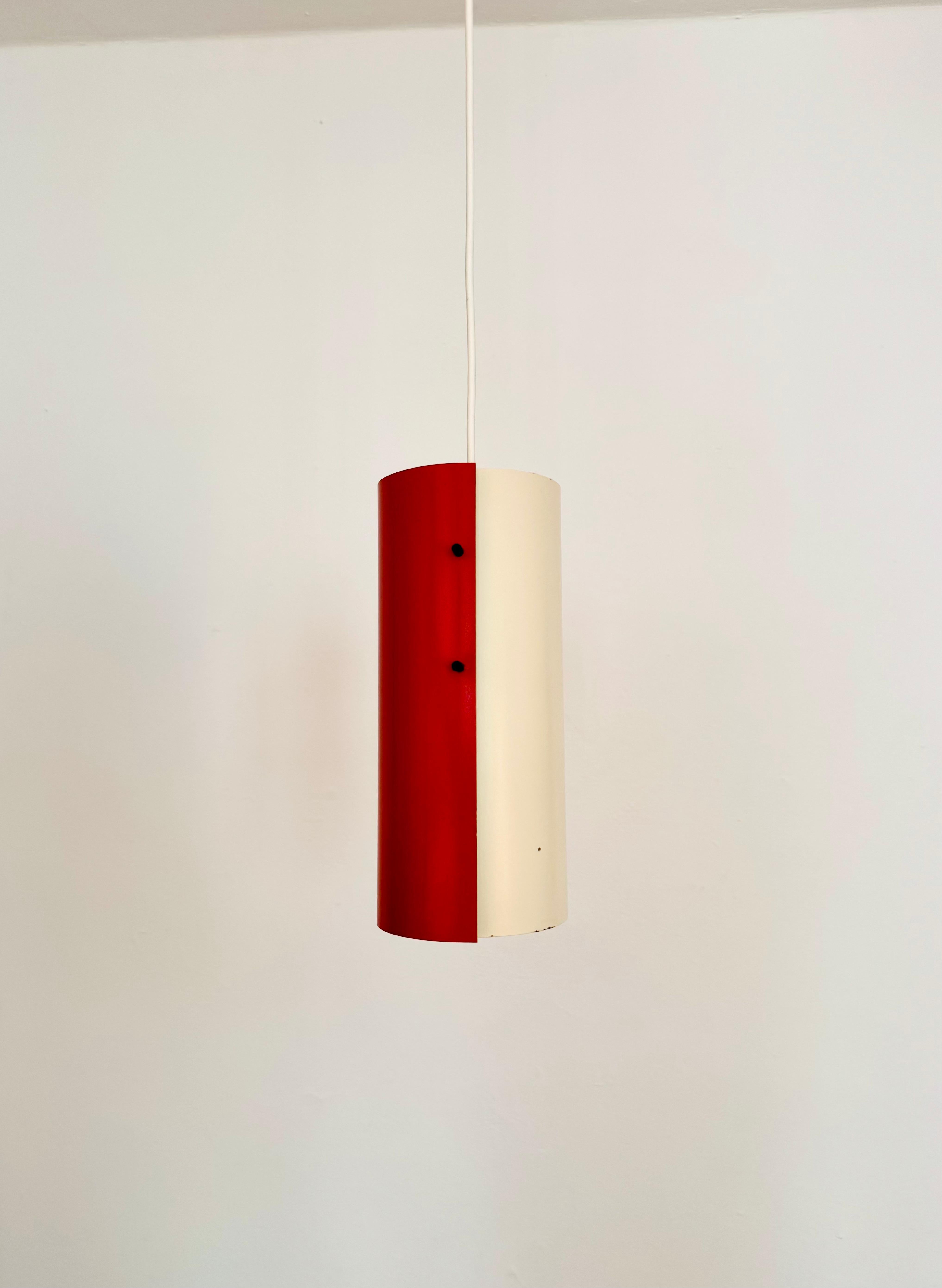 Bellissima e rara lampada a sospensione danese degli anni '60.
Il design e l'aspetto della lampada sono particolarmente belli.
La forma crea una luce meravigliosa.
Lavorazione di eccezionale qualità.

Condizioni: 

Condizioni vintage molto buone con