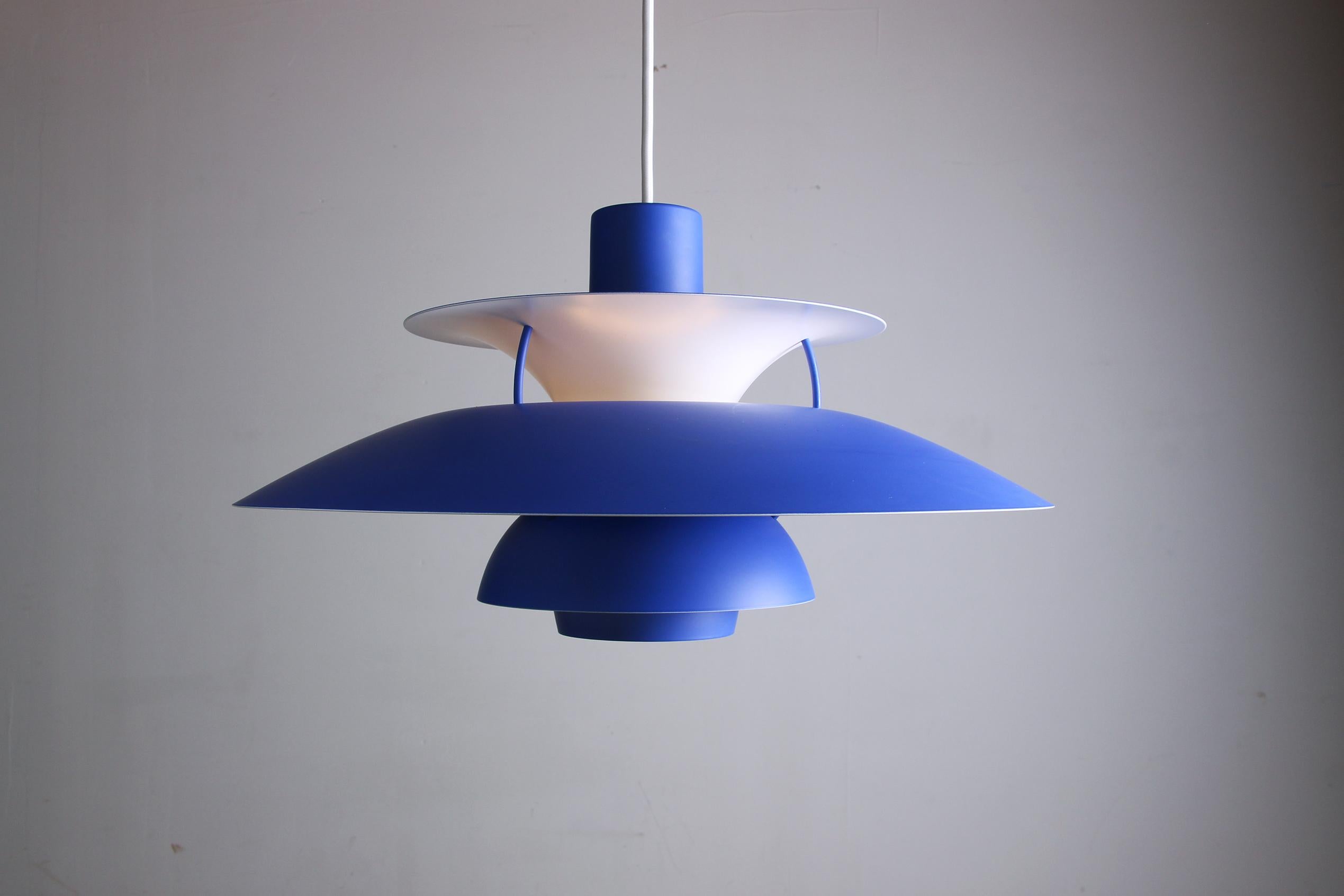 Superb Scandinavian pendant light. Made up of three reflective lampshades, a cone and two smaller colored lampshades, it provides diffused light ideal for a dining room or kitchen. Iconic luminaire with great possibility of height adjustment.
