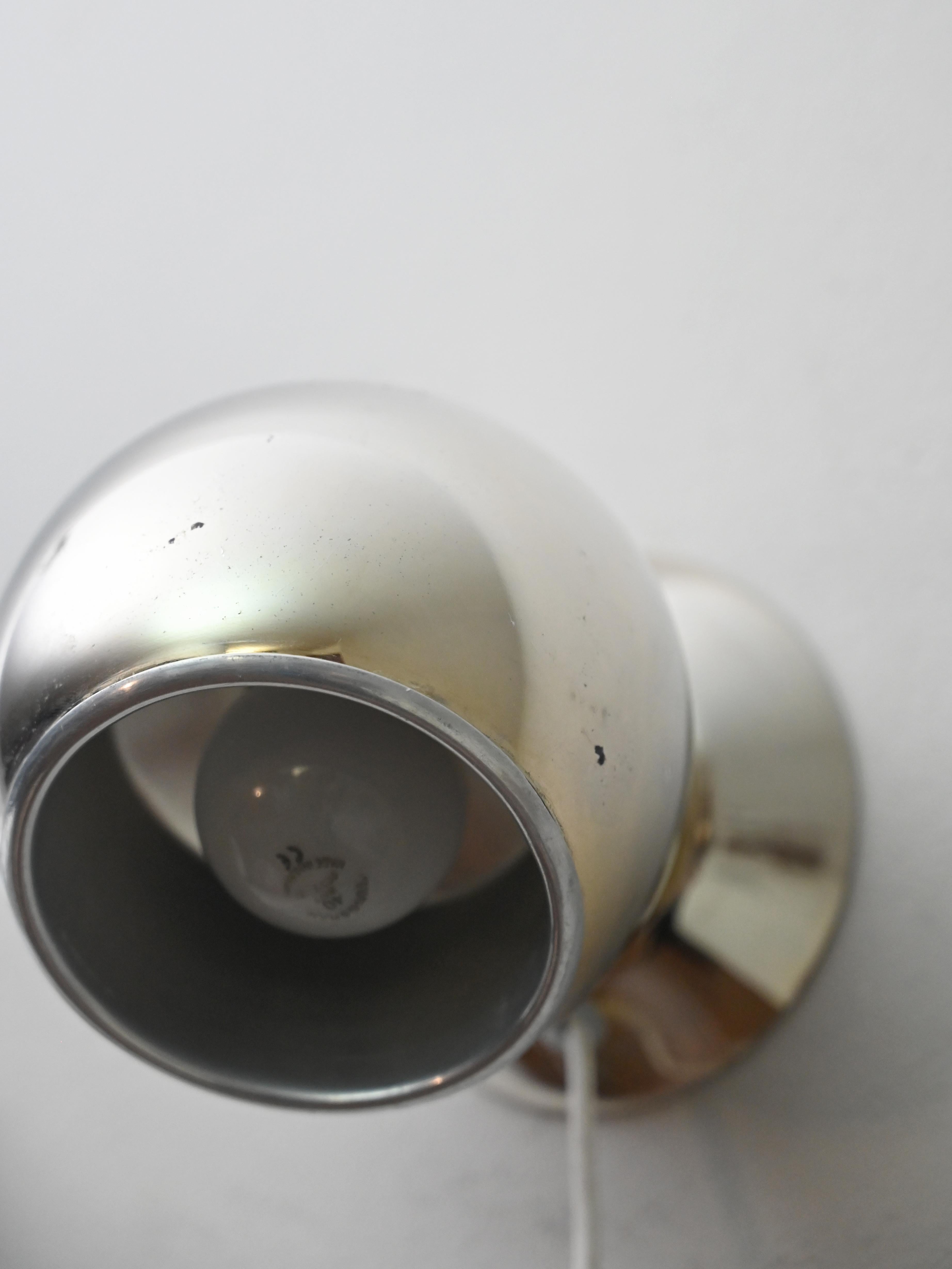 Original 1960er Wandlampe aus vergoldetem Metall.
Eine moderne und funktionelle Lampe, die dank des Magneten im Lampenschirm die Möglichkeit bietet
das Licht nach den eigenen Bedürfnissen ausrichten.
Elegant und minimalistisch passt er sich an