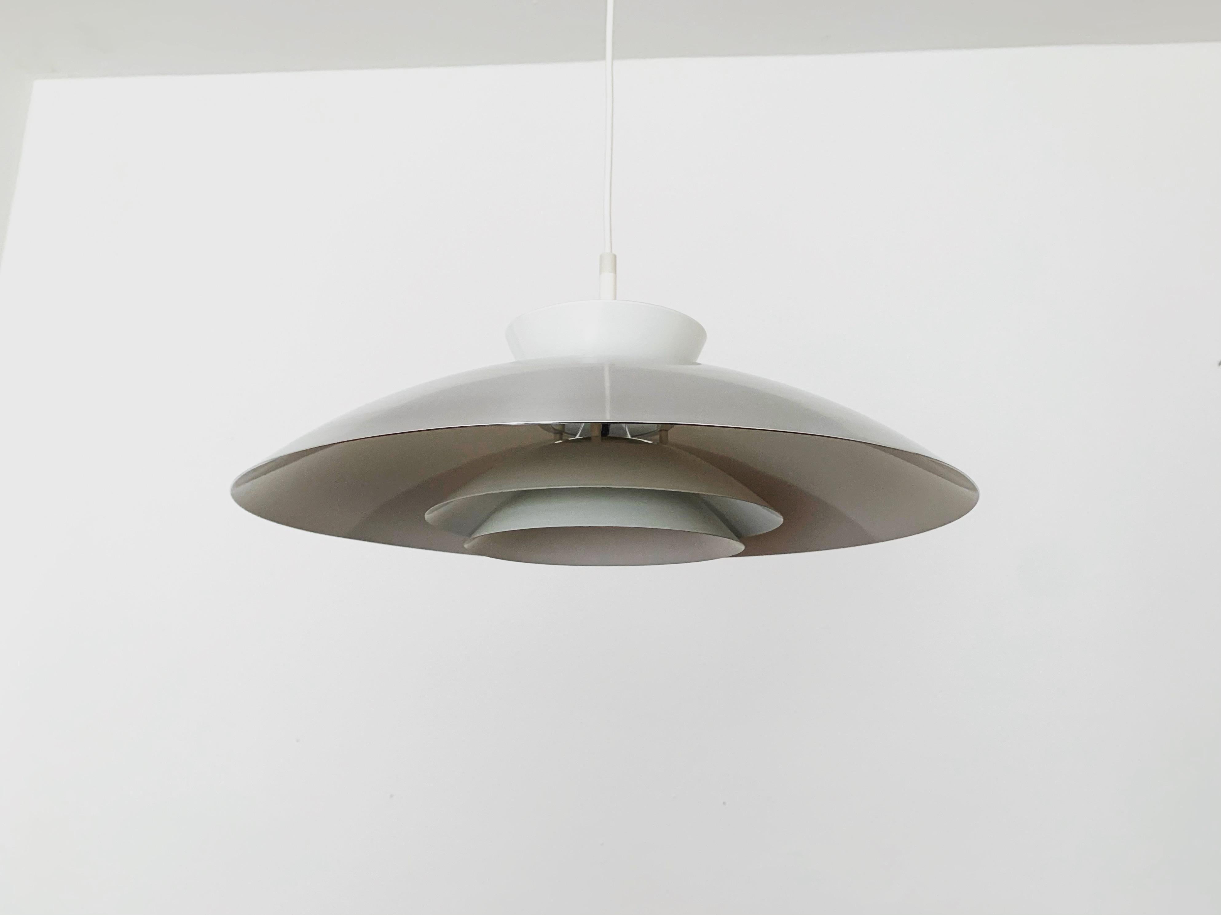Bellissima lampada a sospensione danese degli anni '60.
Il design e l'aspetto della lampada sono particolarmente belli.
La forma crea una luce calda e piacevole.
Un classico assoluto del design e un arricchimento per ogni