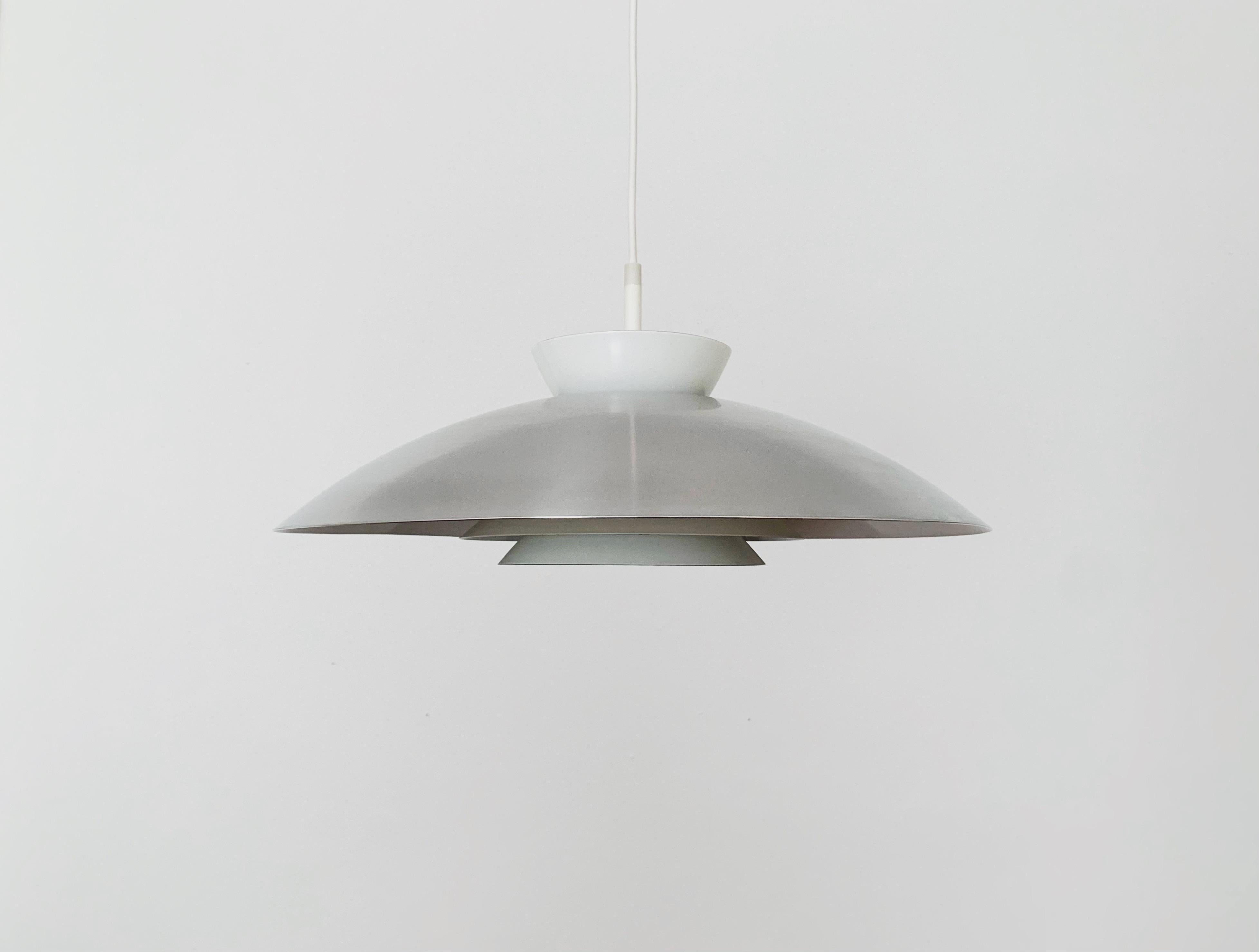 Scandinavo moderno Lampada a sospensione Danish Metall in vendita