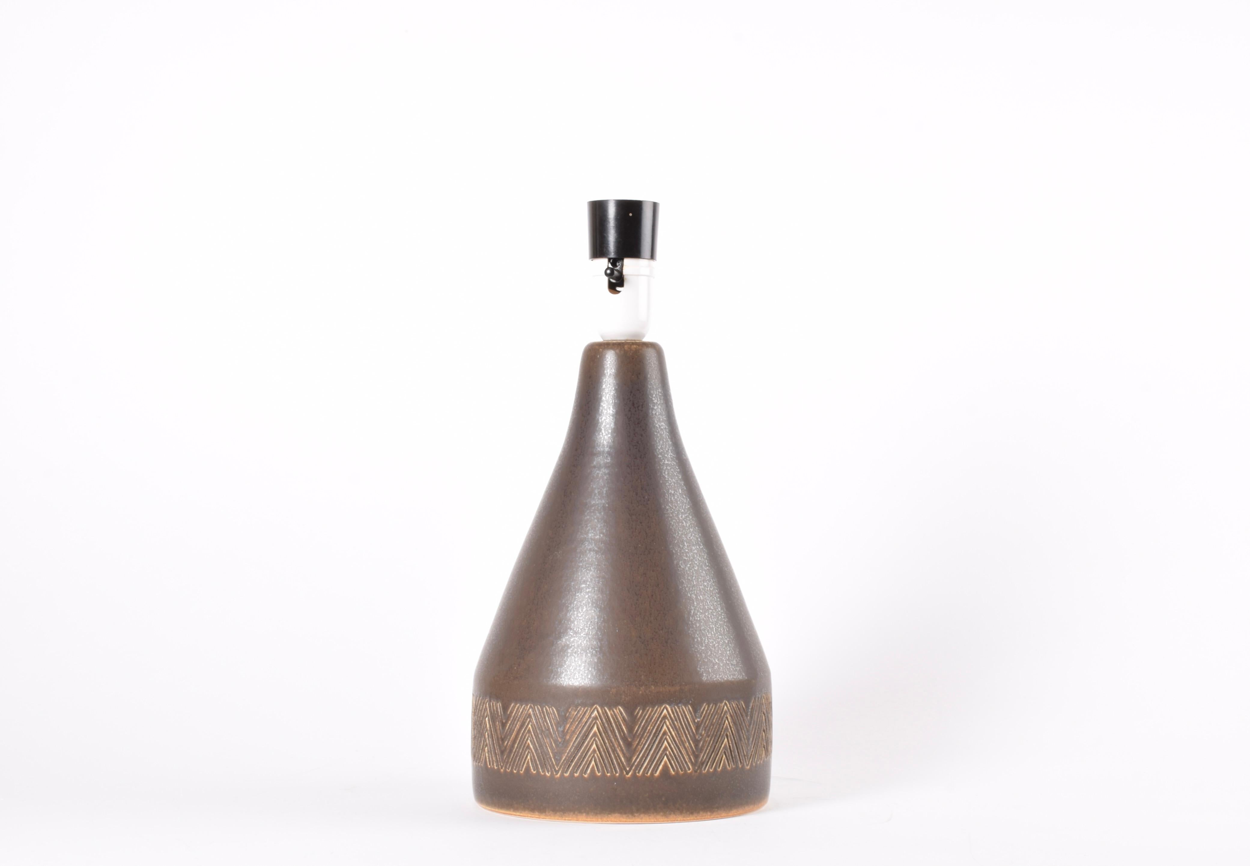 Scandinavo moderno Danish Michael Andersen & Søn Table Lamp Brown Ceramic with Zig Zag Decor 1960s in vendita