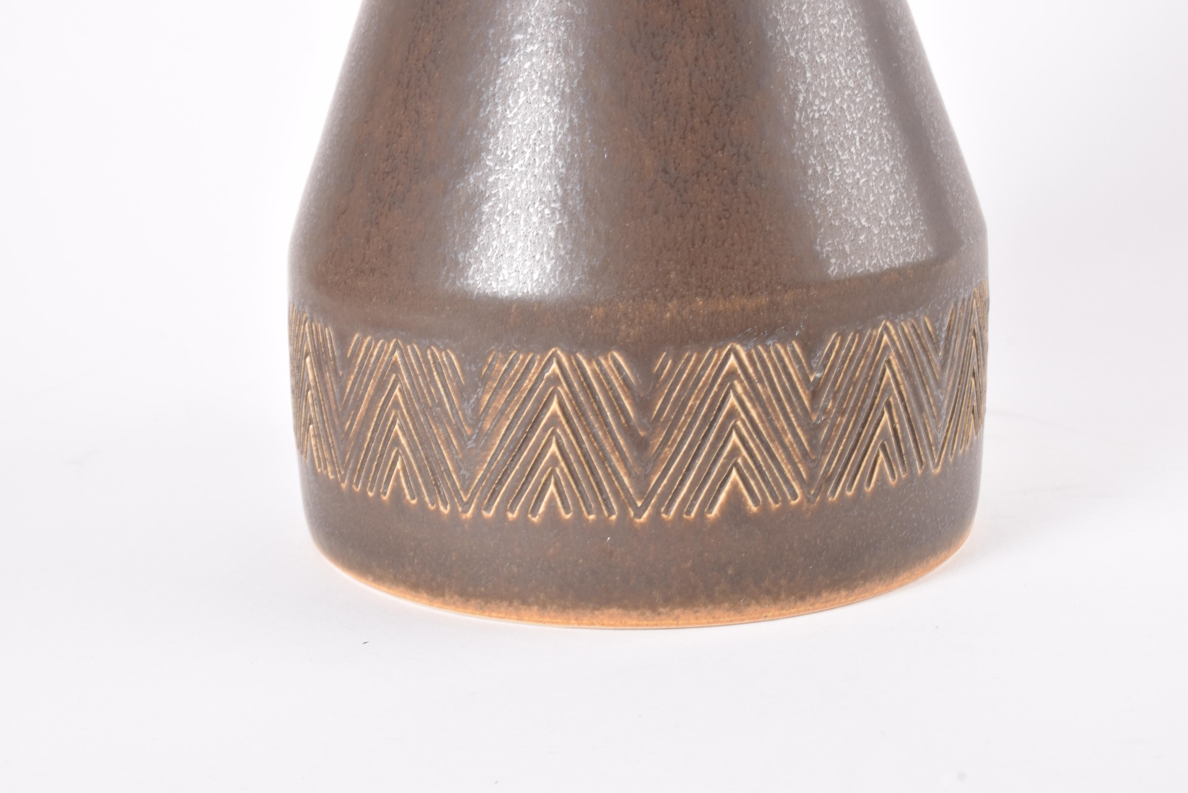 Metà XX secolo Danish Michael Andersen & Søn Table Lamp Brown Ceramic with Zig Zag Decor 1960s in vendita