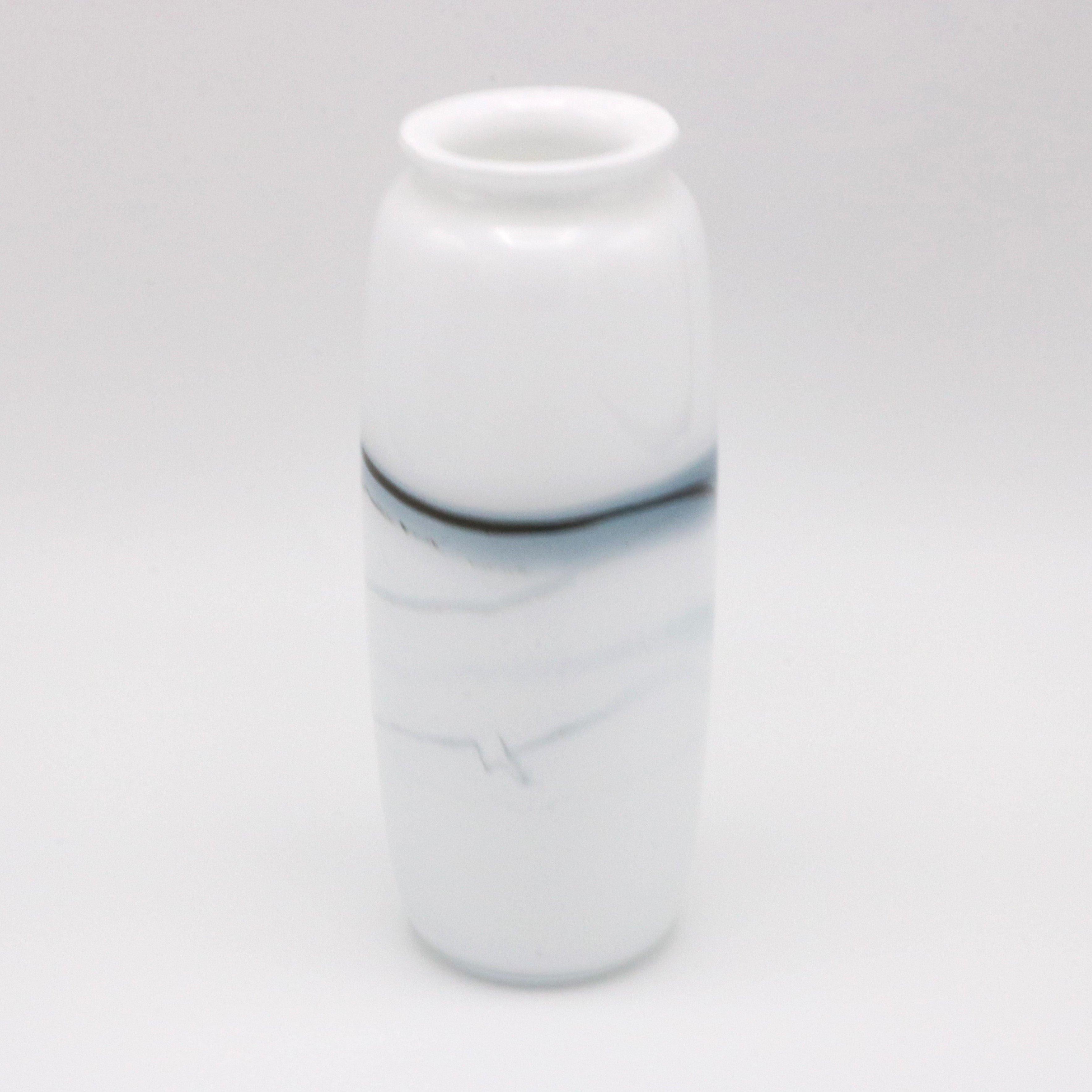 Vaso in vetro danese Holmegaard disegnato da Michael Bang, Danimarca, 1970 circa. Il vaso ha un vetro bianco opaco con motivi asimmetrici di volute blu.