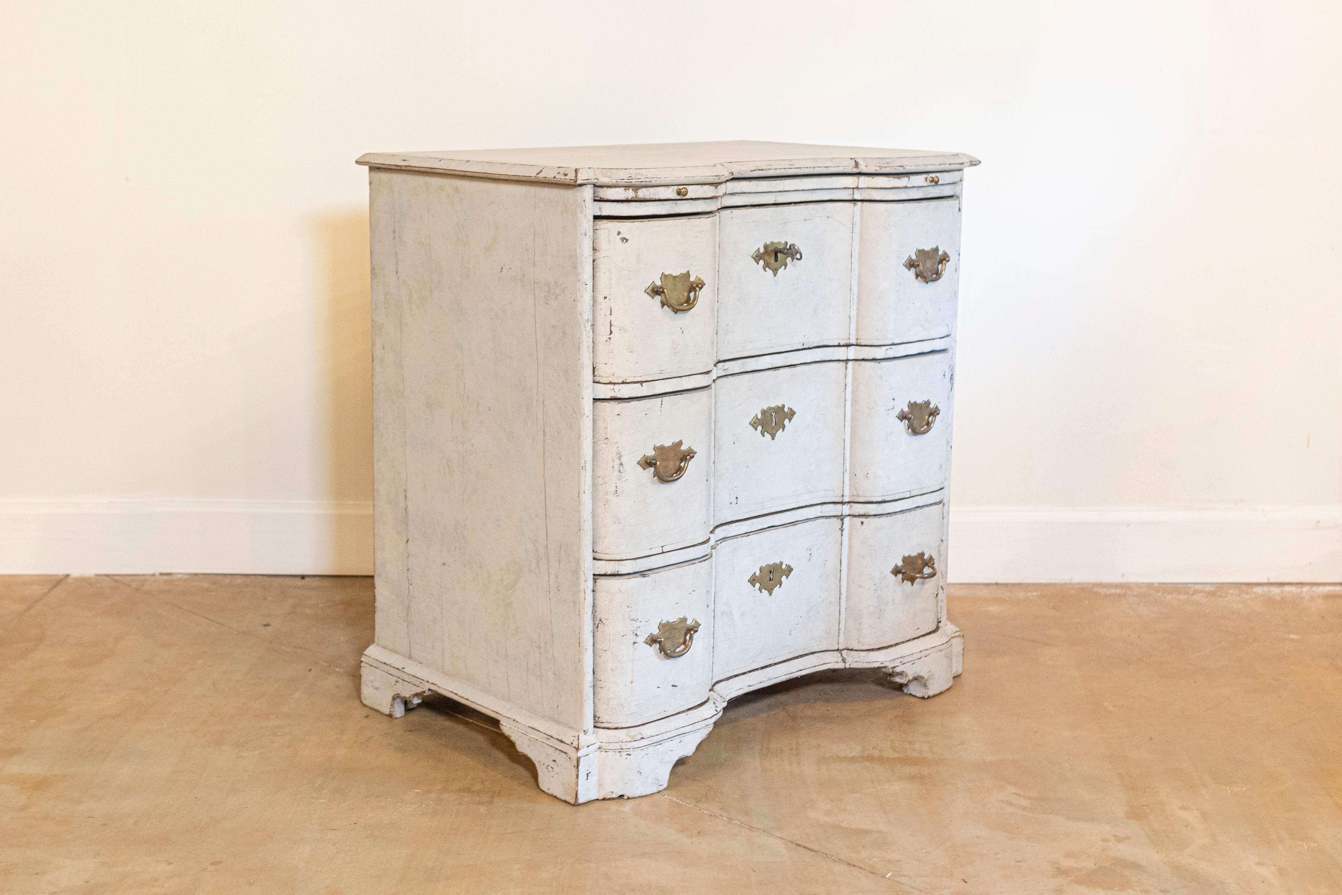 Danish Mid-18th Century Three-Drawer Painted Wood Commode with Serpentine Front For Sale 1