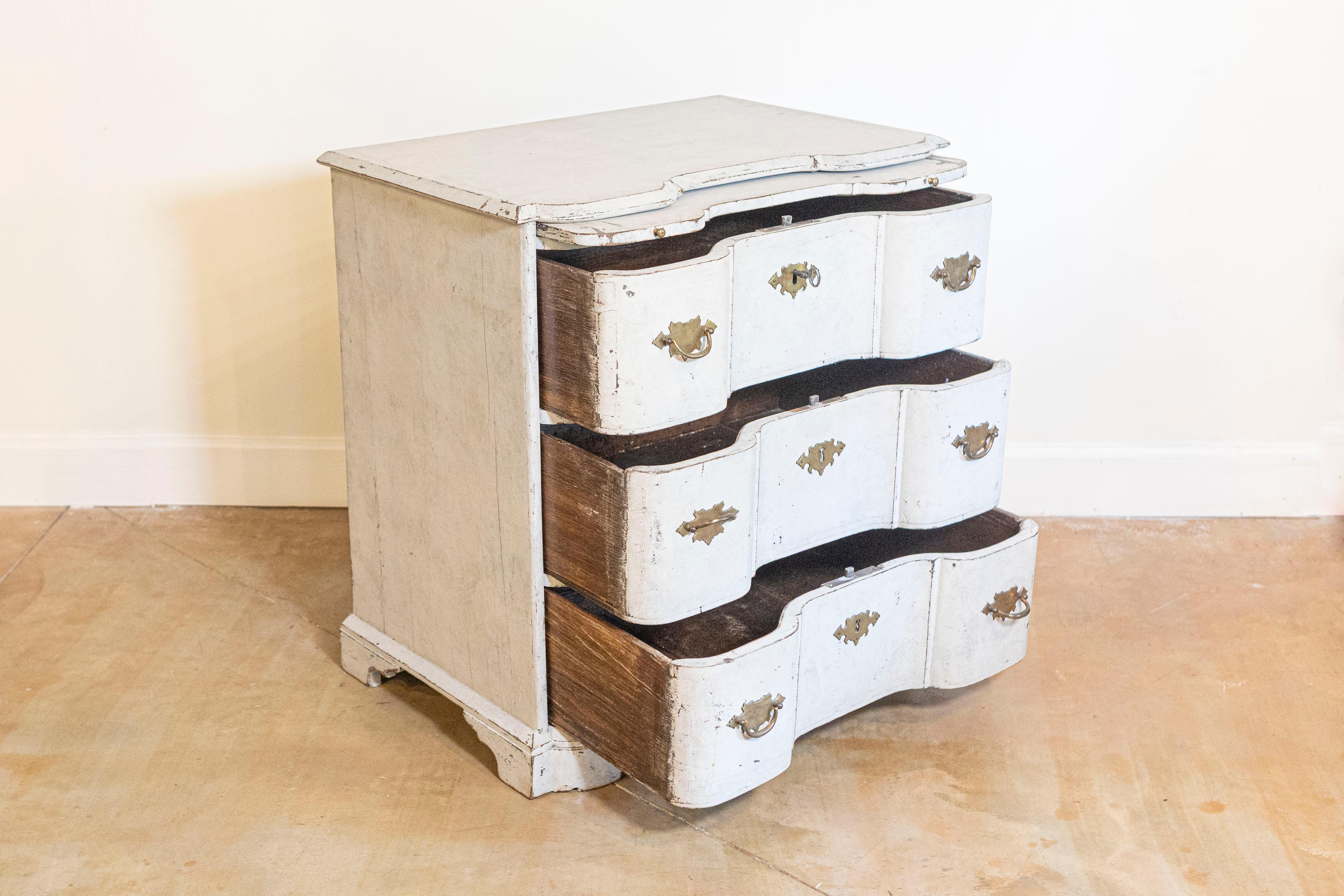 Danish Mid-18th Century Three-Drawer Painted Wood Commode with Serpentine Front For Sale 2