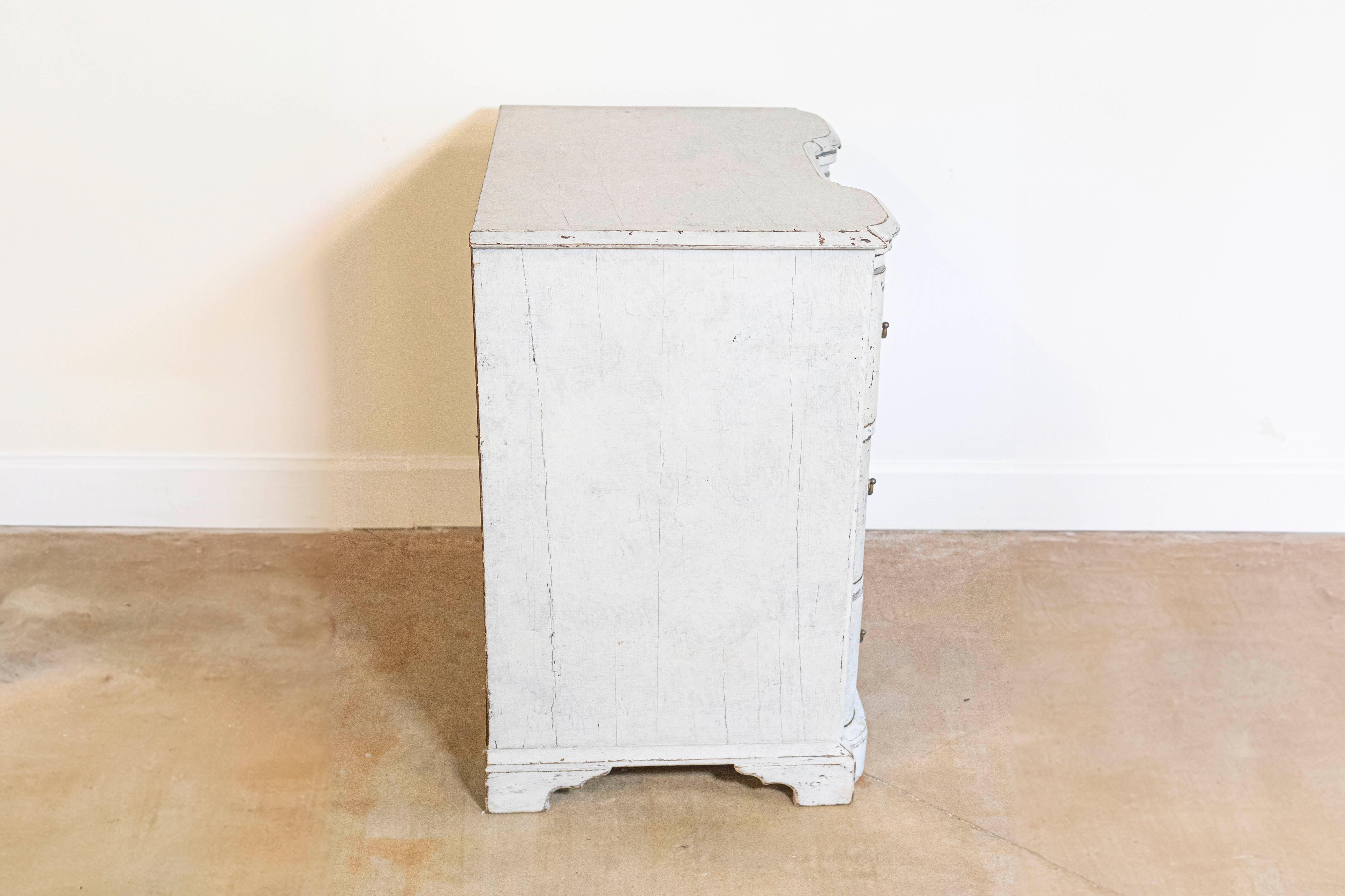 Danish Mid-18th Century Three-Drawer Painted Wood Commode with Serpentine Front For Sale 4