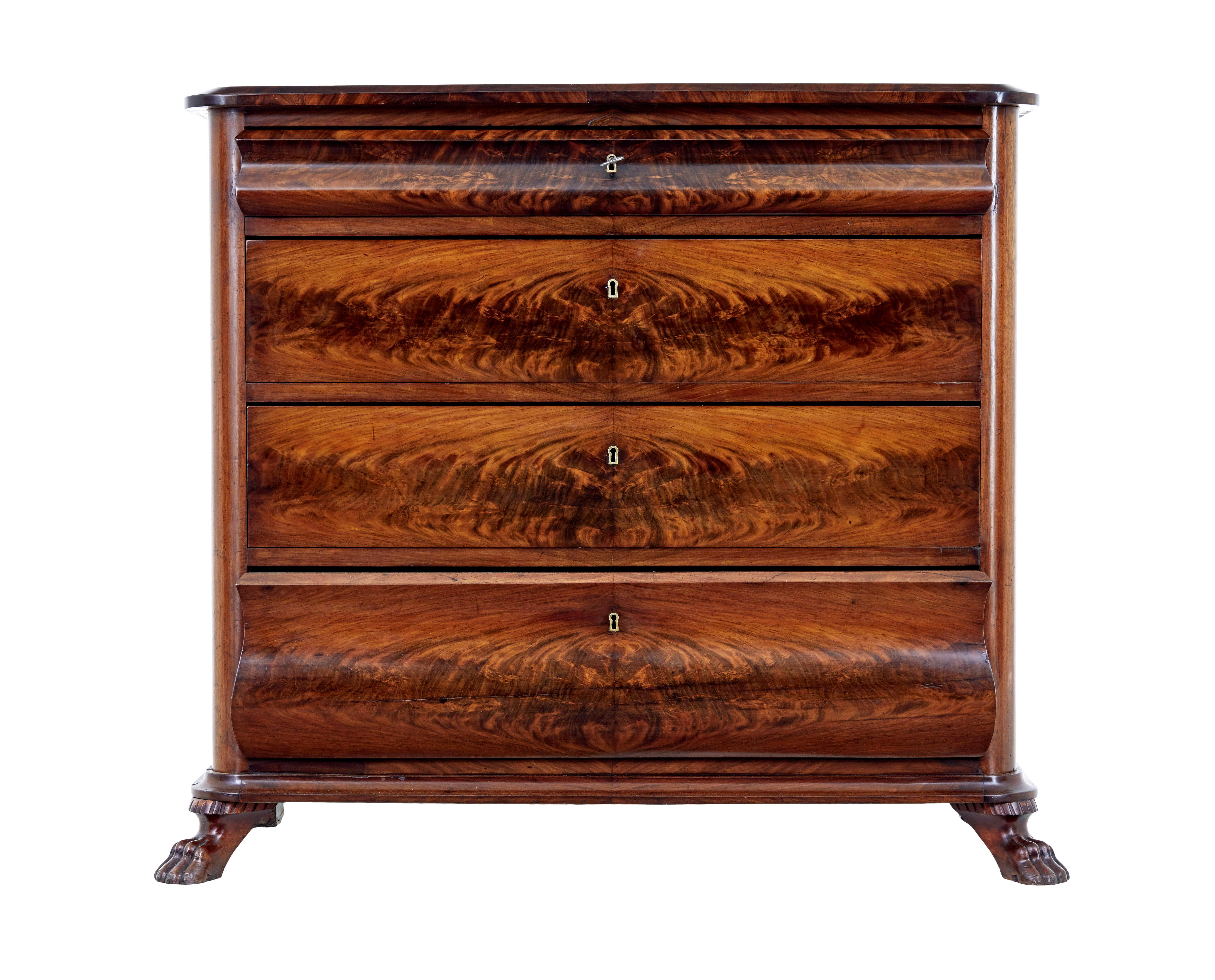 Cassettiera danese in mogano a fiamma della metà del XIX secolo, circa 1850.

Splendida commode a 4 cassetti della metà del XIX secolo proveniente dalla Danimarca.

Piano rettangolare con bordo sagomato inclinato.  Sotto il piano, la cassettiera è