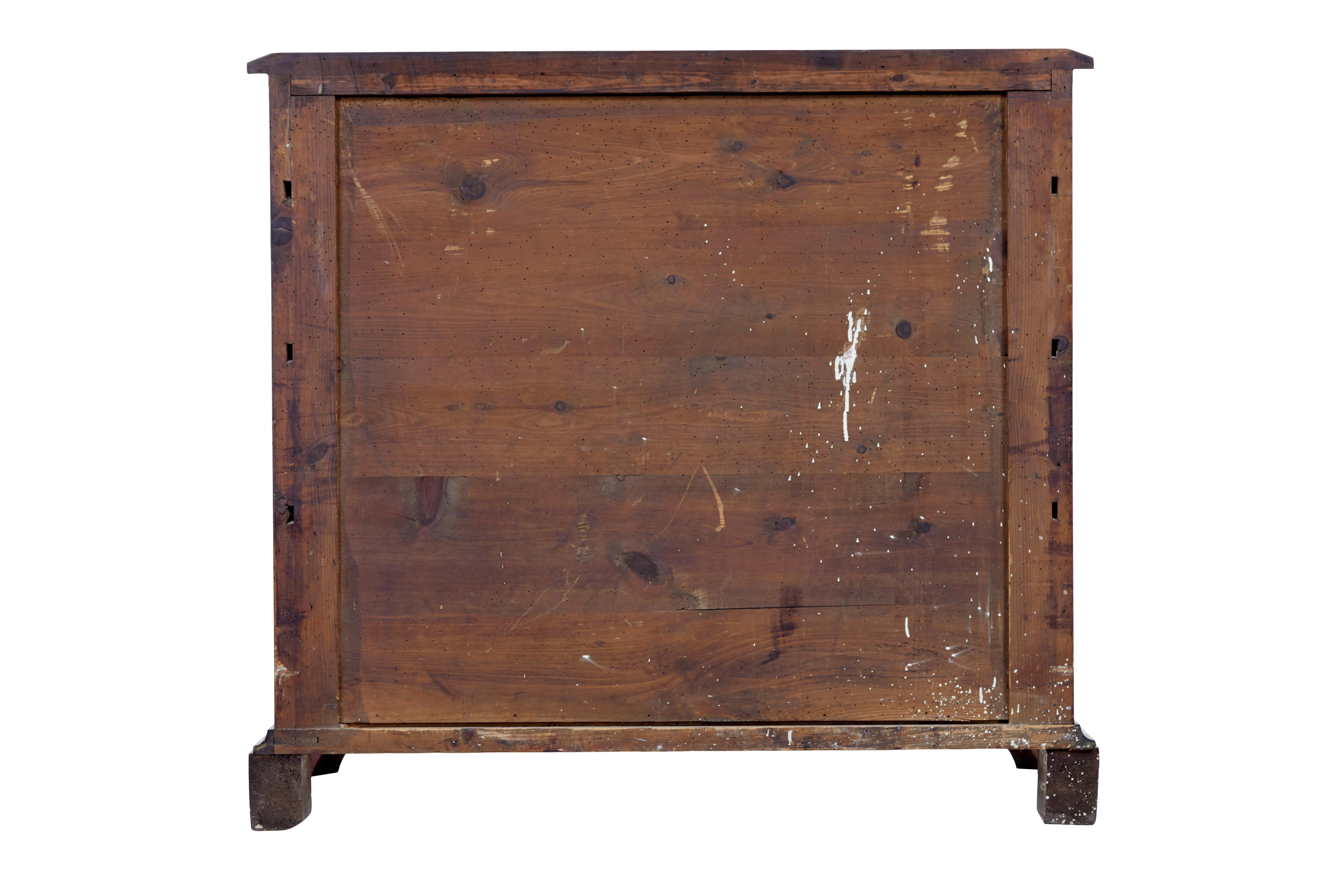 Intagliato Cassettiera danese in mogano a fiamma della metà del XIX secolo in vendita