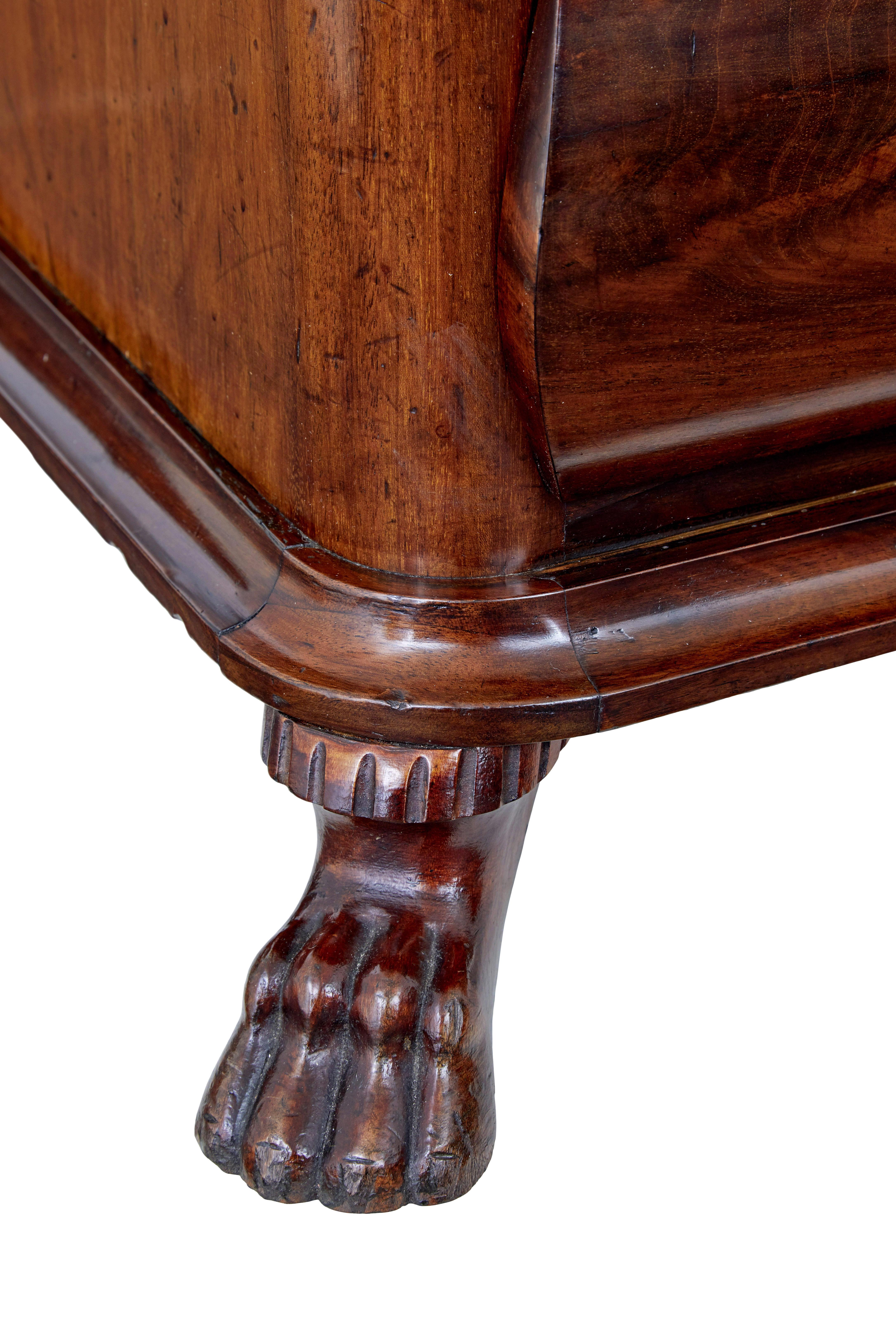 Cassettiera danese in mogano a fiamma della metà del XIX secolo in vendita 1