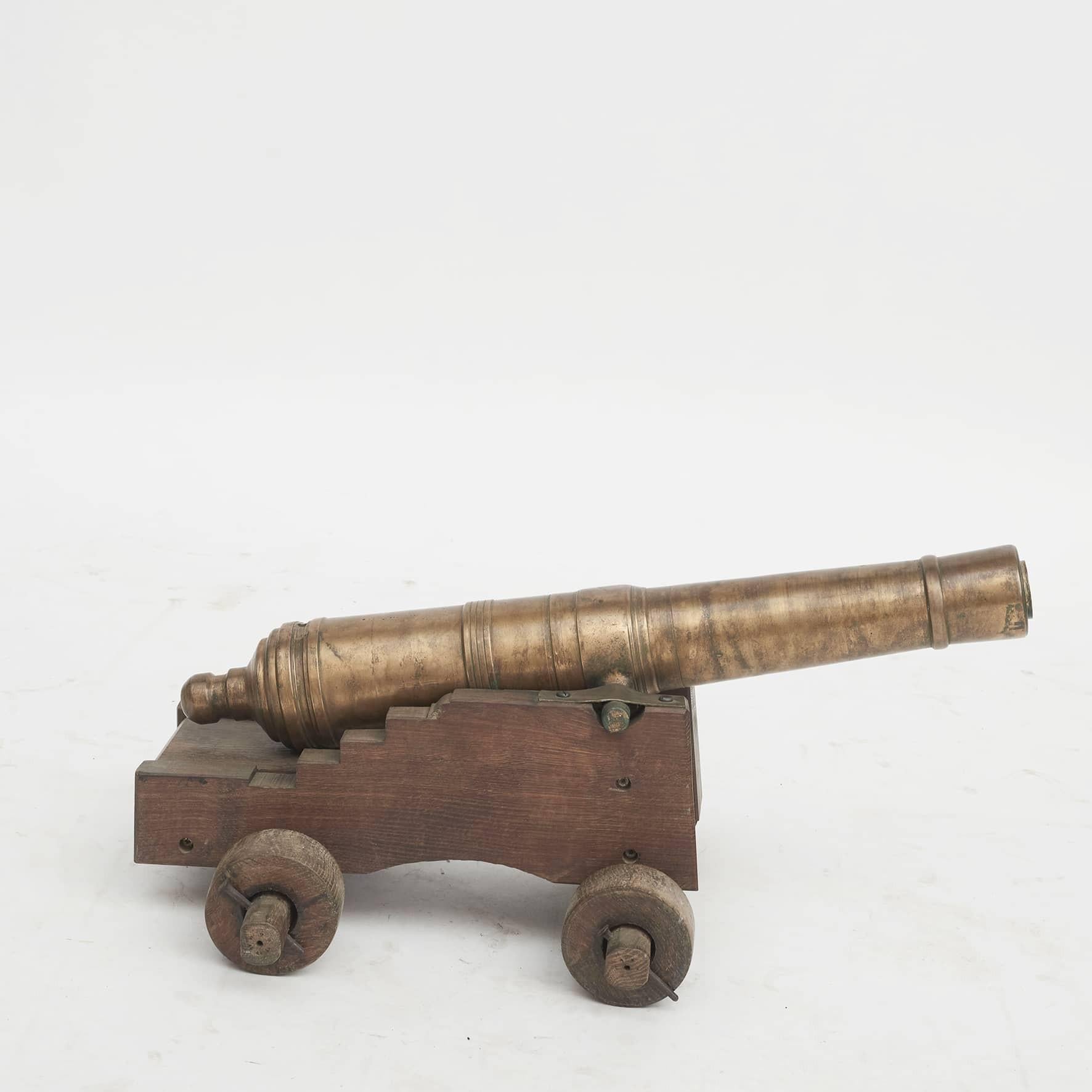 Signal cannon with a brass barrel set into an oak wood carriage.
Denmark 1840-1860.
 