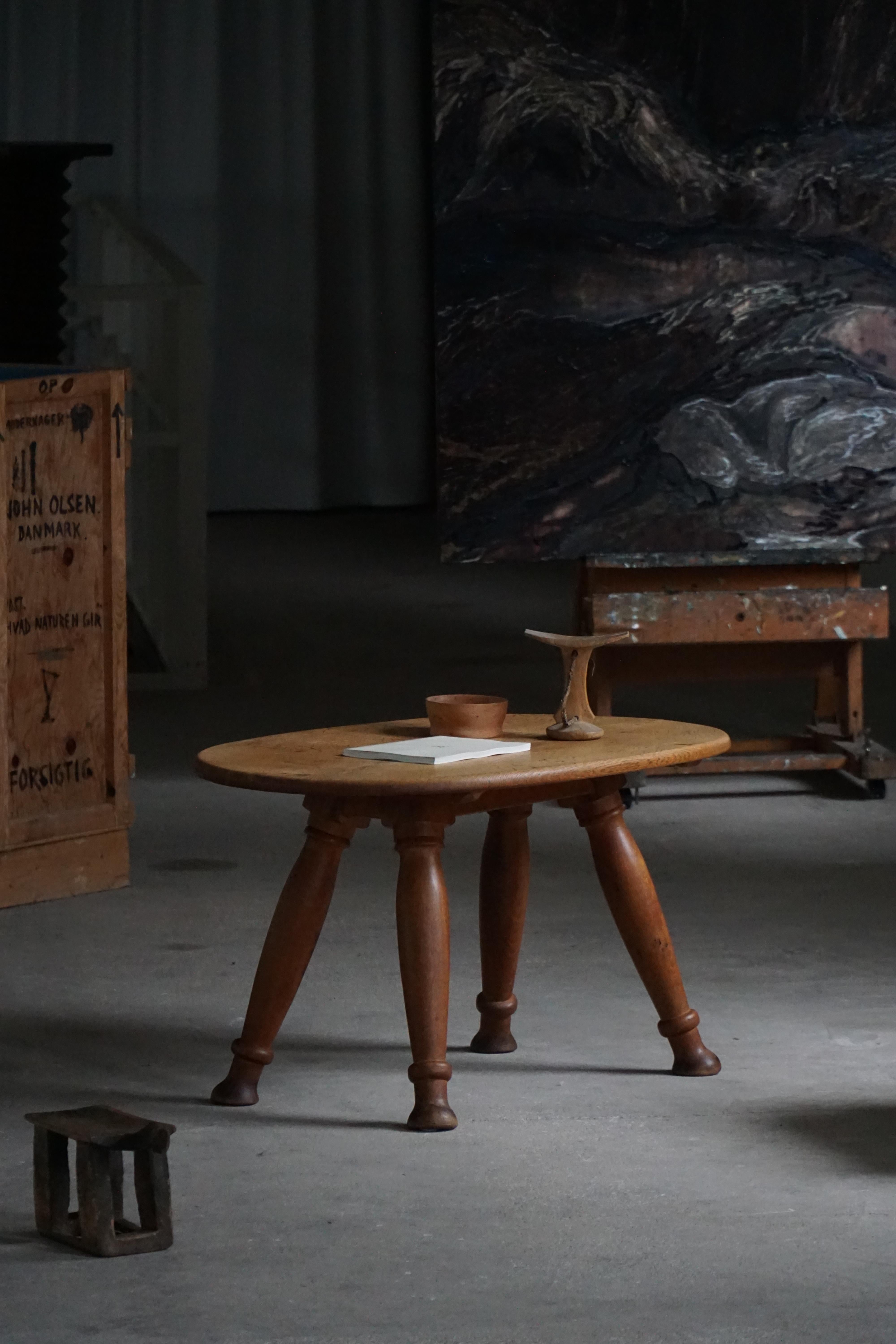 Magnifique table en bois de chêne fabriquée par un ébéniste danois au milieu du 20e siècle, vers les années 1940. Réalisé dans le style d'Otto Færge. 
La table présente un plateau ovale en bois massif avec une surface magnifiquement vieillie et des