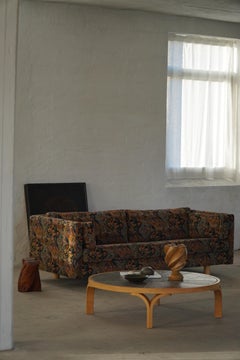 Tavolino basso danese della metà del XX secolo, struttura in Wood e piano in piastrelle di ceramica