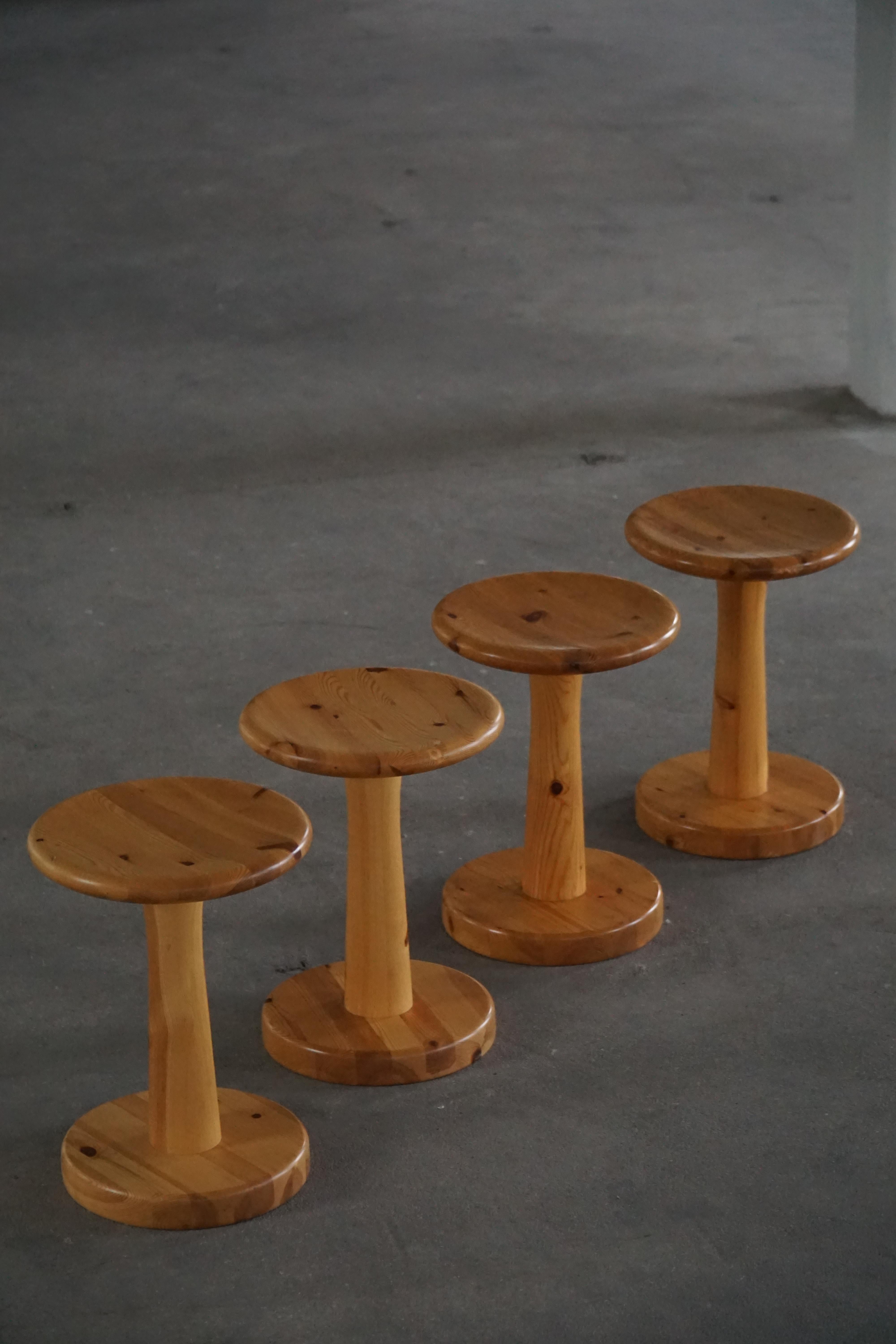 Ensemble de quatre tabourets en pin de Rainer Daumiller, produits dans les années 1960-1970 par Hirtshals Savværk au Danemark. Fabriquées en pin massif avec des sièges joliment arrondis et des pieds cylindriques caractéristiques, ces pièces