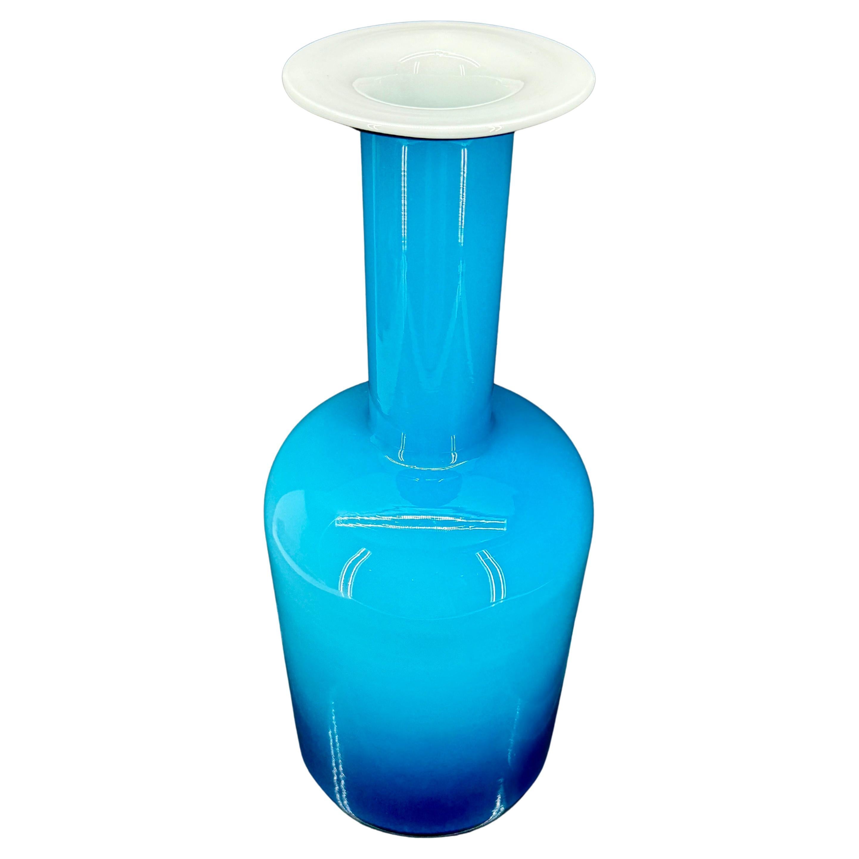 Fantastico vaso danese in vetro blu con collo bianco di Holmegaard. 
Holmegaard ha prodotto articoli in vetro a partire dai primi anni del 1800, sia soffiati a bocca che a macchina, utilizzando i metodi di produzione più recenti e avanzati, per cui