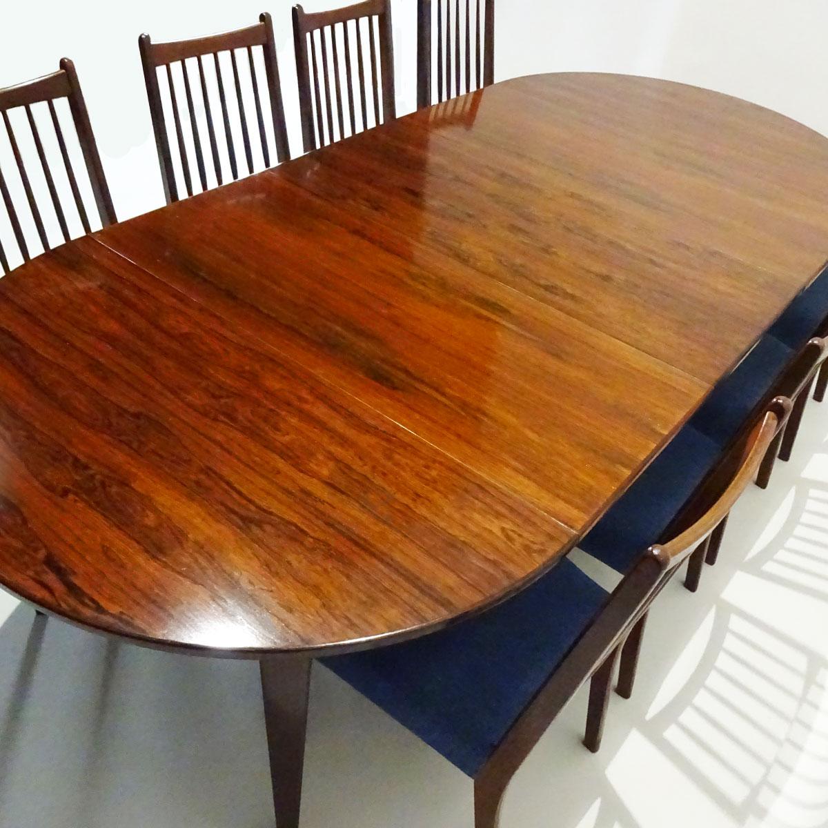 Danish Midcentury 10-Seat Extending Rosewood Dining Table and Eight Chairs In Good Condition In Highclere, Newbury