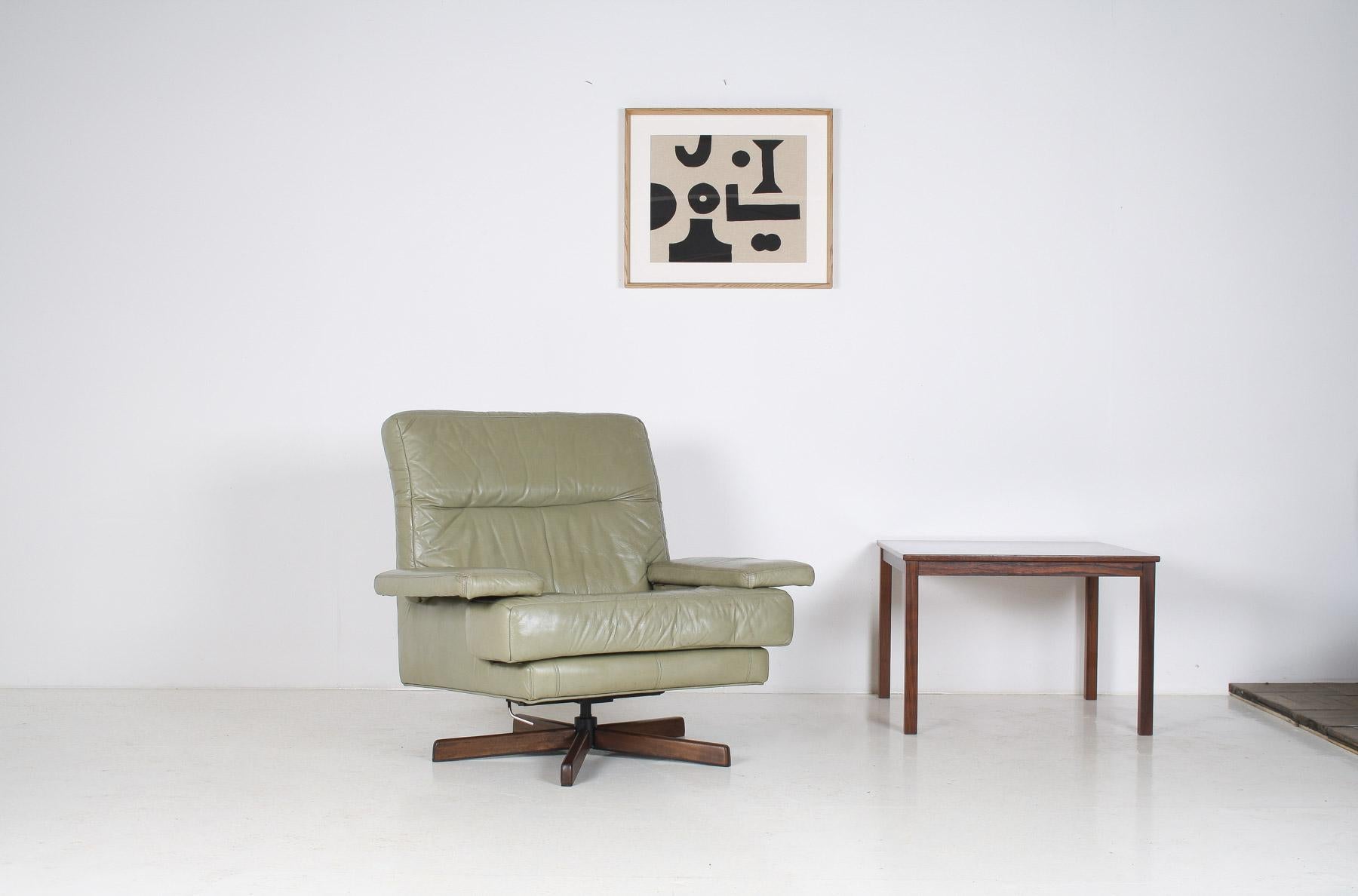 Danish Mid-Century 1960s Sage Green Leather Swivel Lounge Chair with Tilt For Sale 8