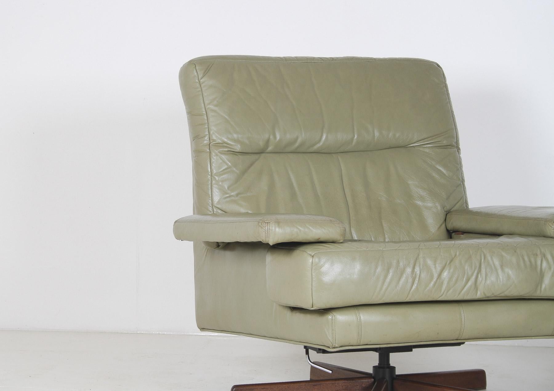 Danish Mid-Century 1960s Sage Green Leather Swivel Lounge Chair with Tilt In Good Condition For Sale In Llanbrynmair, GB