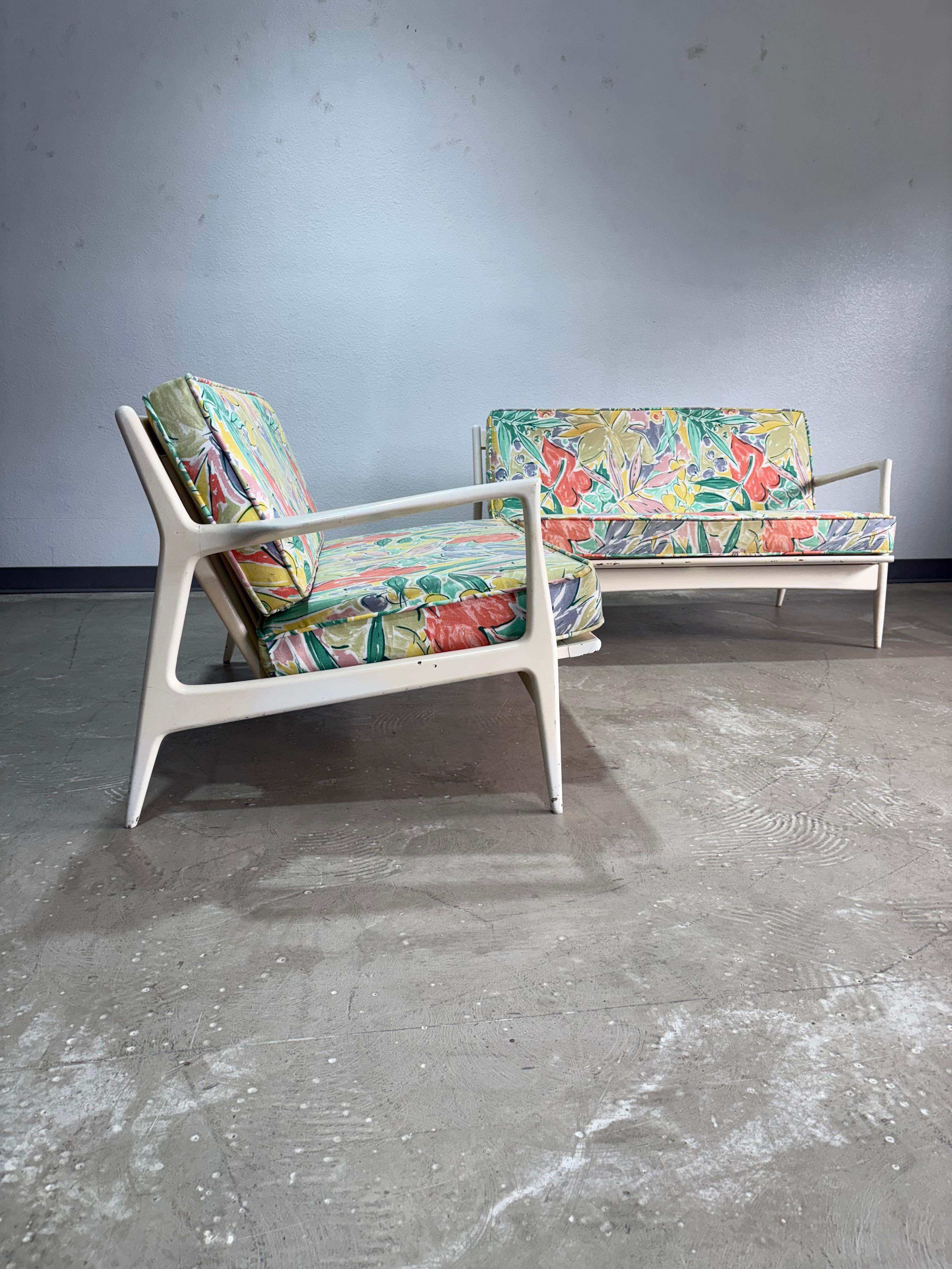 Wird angeboten wie besehen - Mid Century Modern zweiteiliges Sektionssofa aus Walnussholz, entworfen von In Kofod Larsen für Selig, Quintessenz des dänischen Modern/Mid Century Modern Designs. Von den ursprünglichen Besitzern erworben, die sich