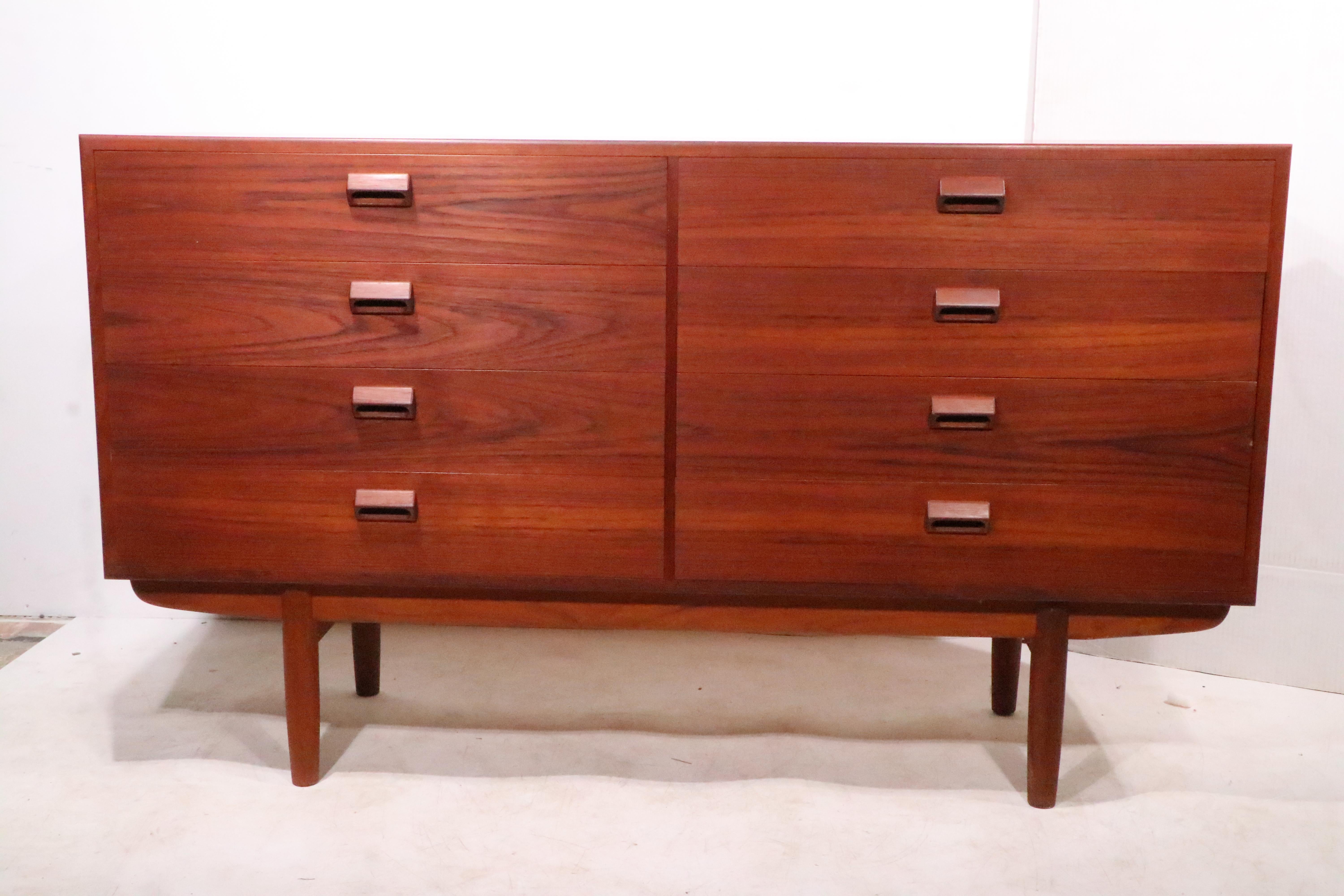 Comò doppio danese di metà secolo a 8 cassetti attribuito a Sven Ellekaer Teak in vendita 10