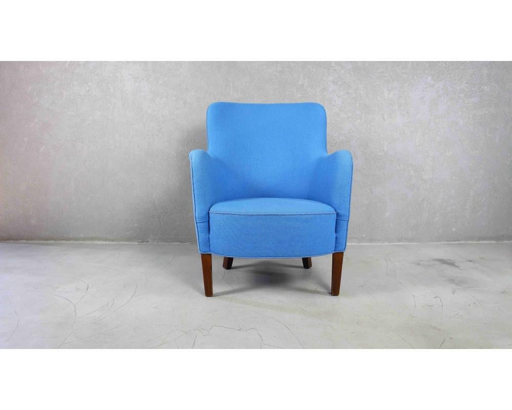 1950s Danish mid-century armchair
Danish Mid-Century Modern armchair from 1950s.
Upholstered in blue fabric.
Wooden legs in mahogany color.