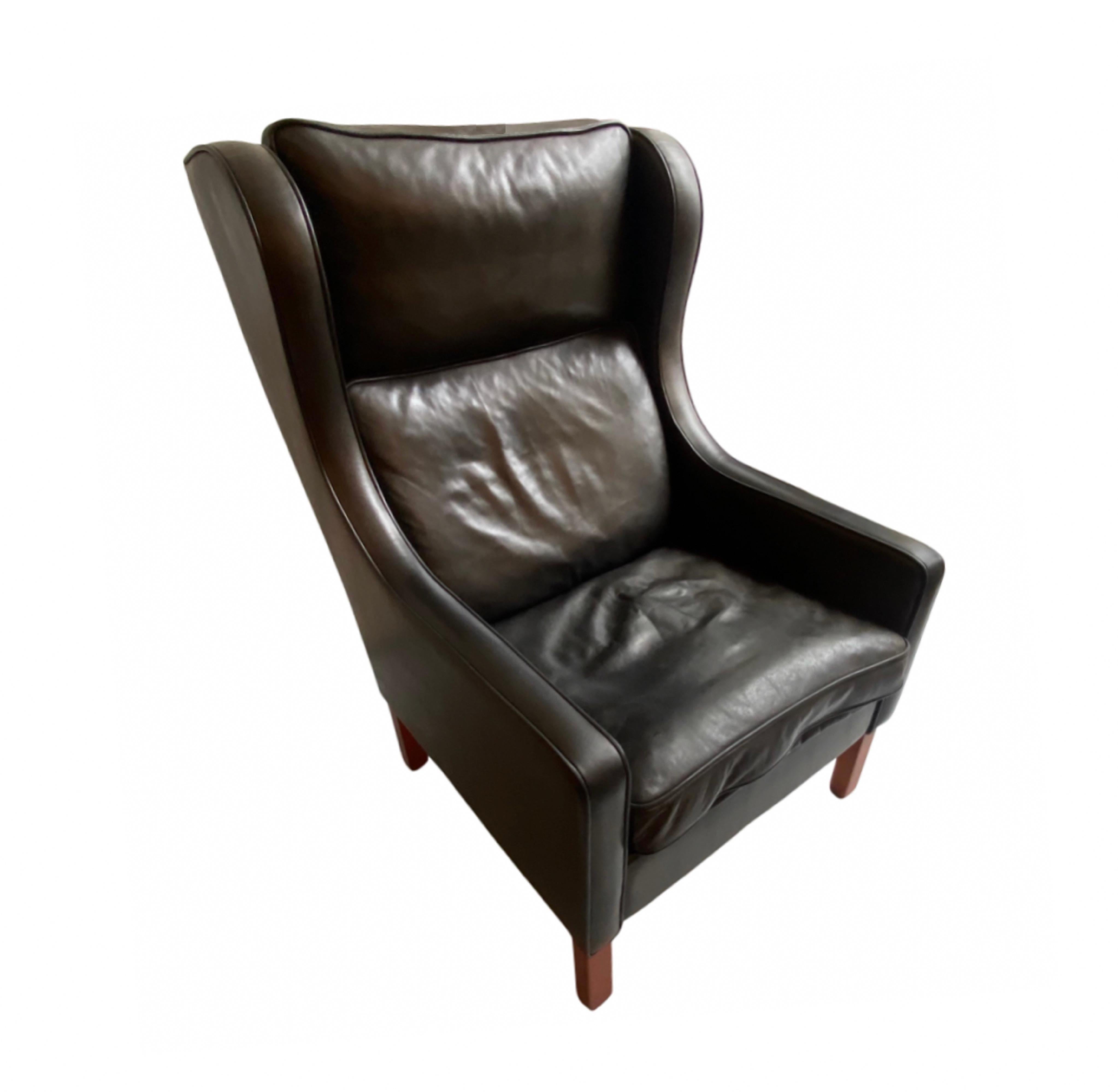 Vintage. Classic armchair by Danish designer Mogens Hansen. Model 195. 

Black leather with a slight touch of dark green  Legs in solid teak.

Very good condition with a slight of patina. 


NielsenClassics delivers the absolute highest quality of
