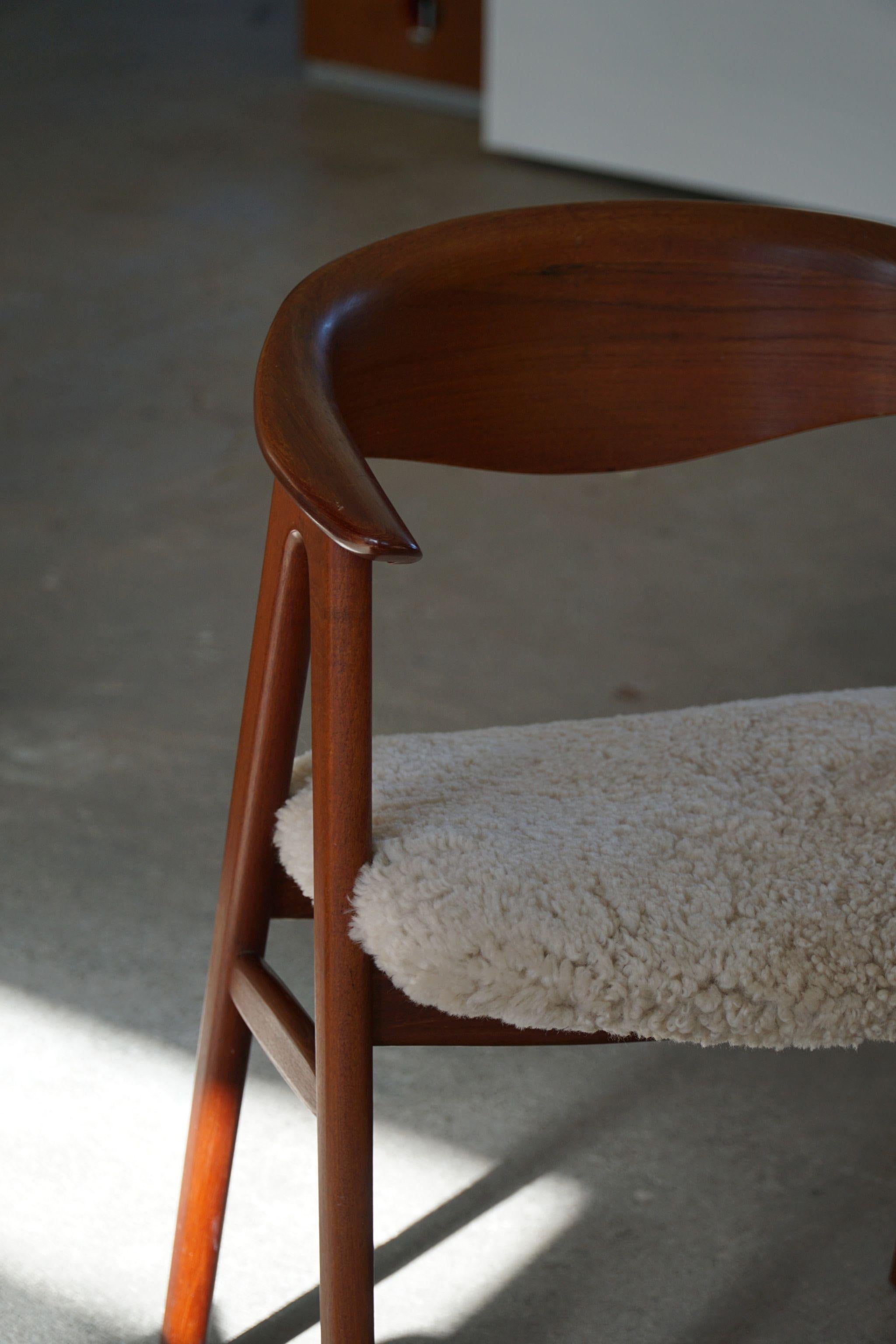 Mid-Century moderno Poltrona danese del Medioevo in teak di Erik Kirkegaard per Høng, Model 52, anni '60 in vendita