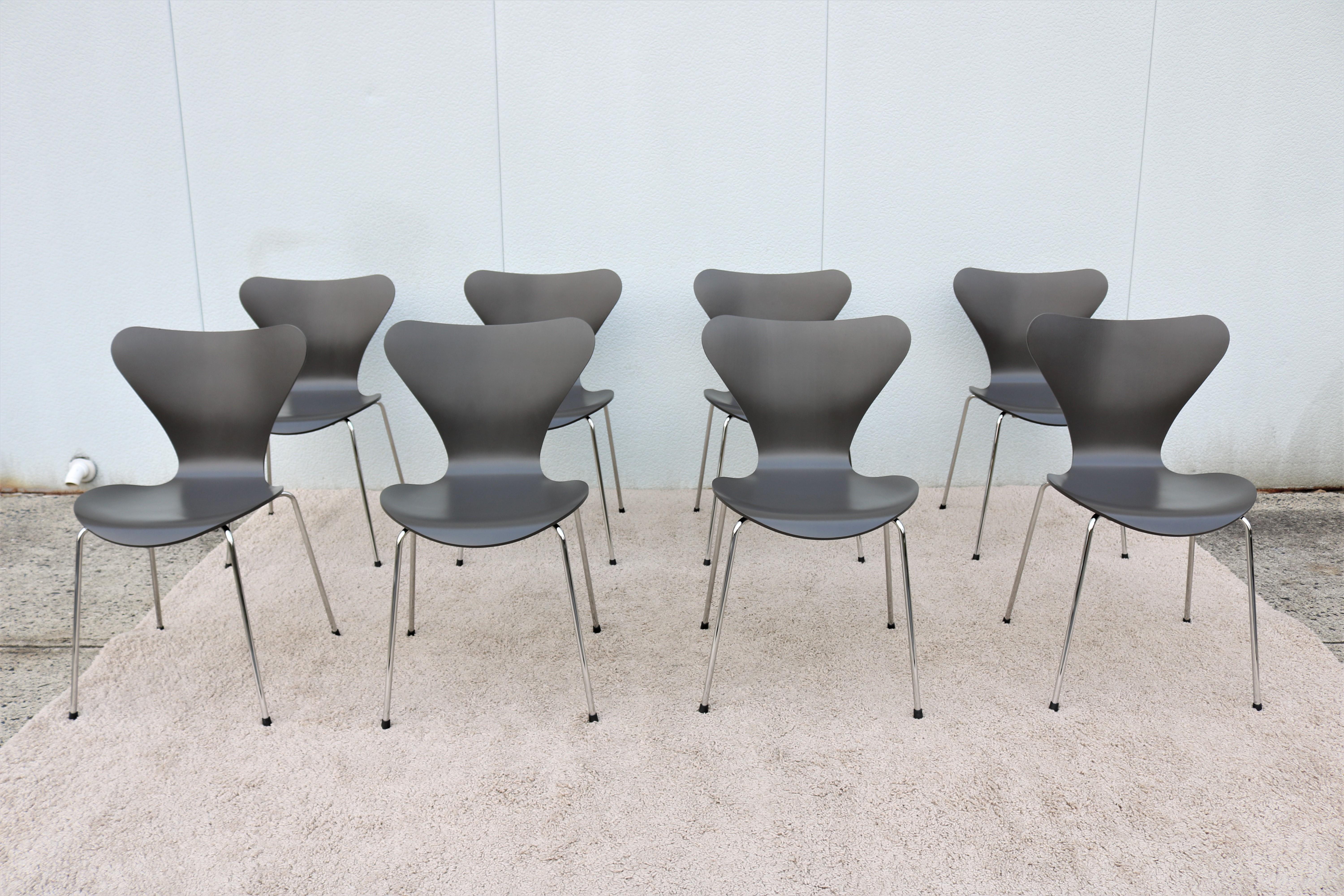 This elegant and Versatile series 7 Chairs was introduced in 1955 by the designer Arne Jacobsen and instantly became an iconic design.
Very Comfortable bentwood seat, it is by far the most sold chair in the history of Fritz Hansen.
Looks