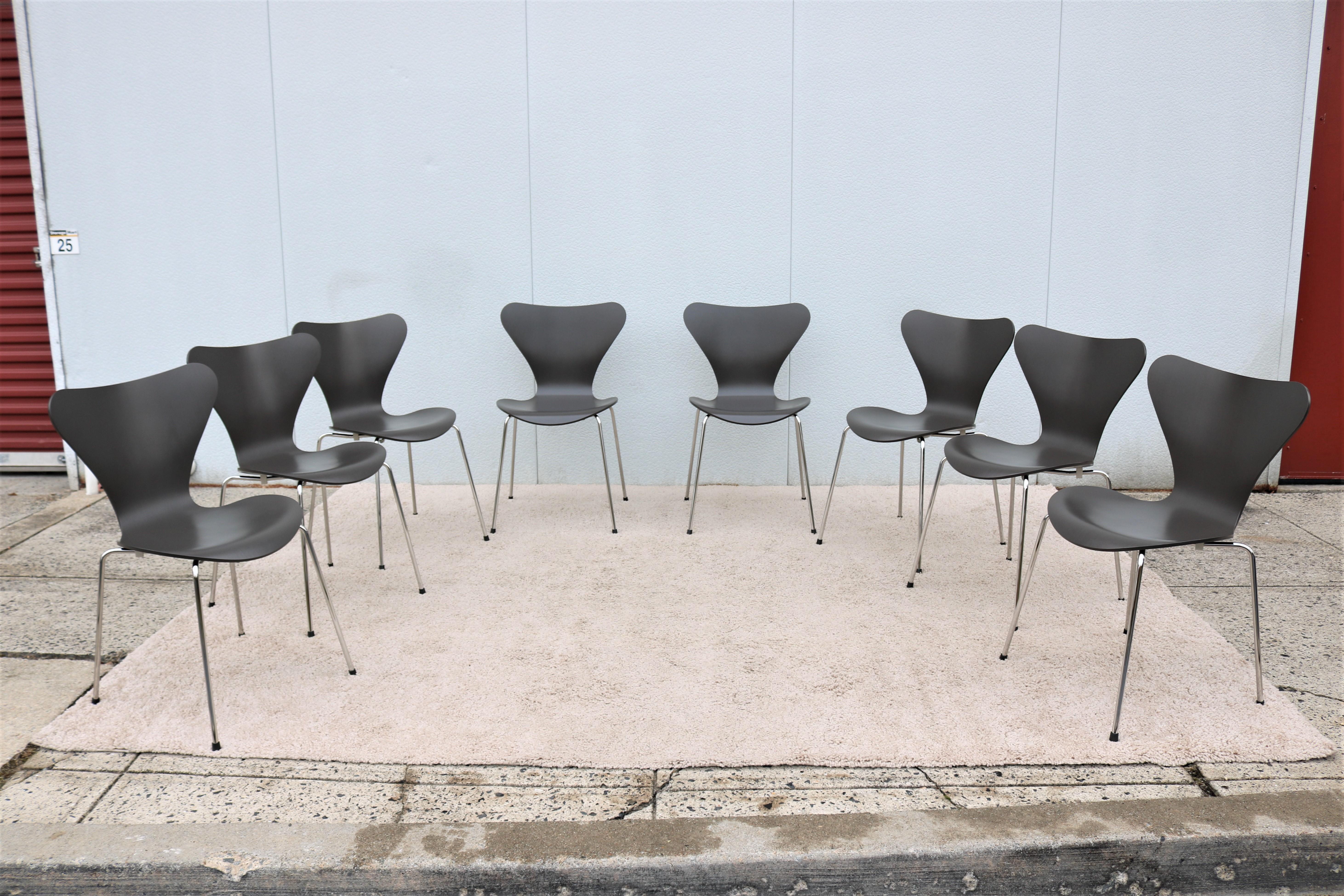 Molded Danish Mid-Century Arne Jacobsen for Fritz Hansen Gray Series 7 Chairs, Set of 8