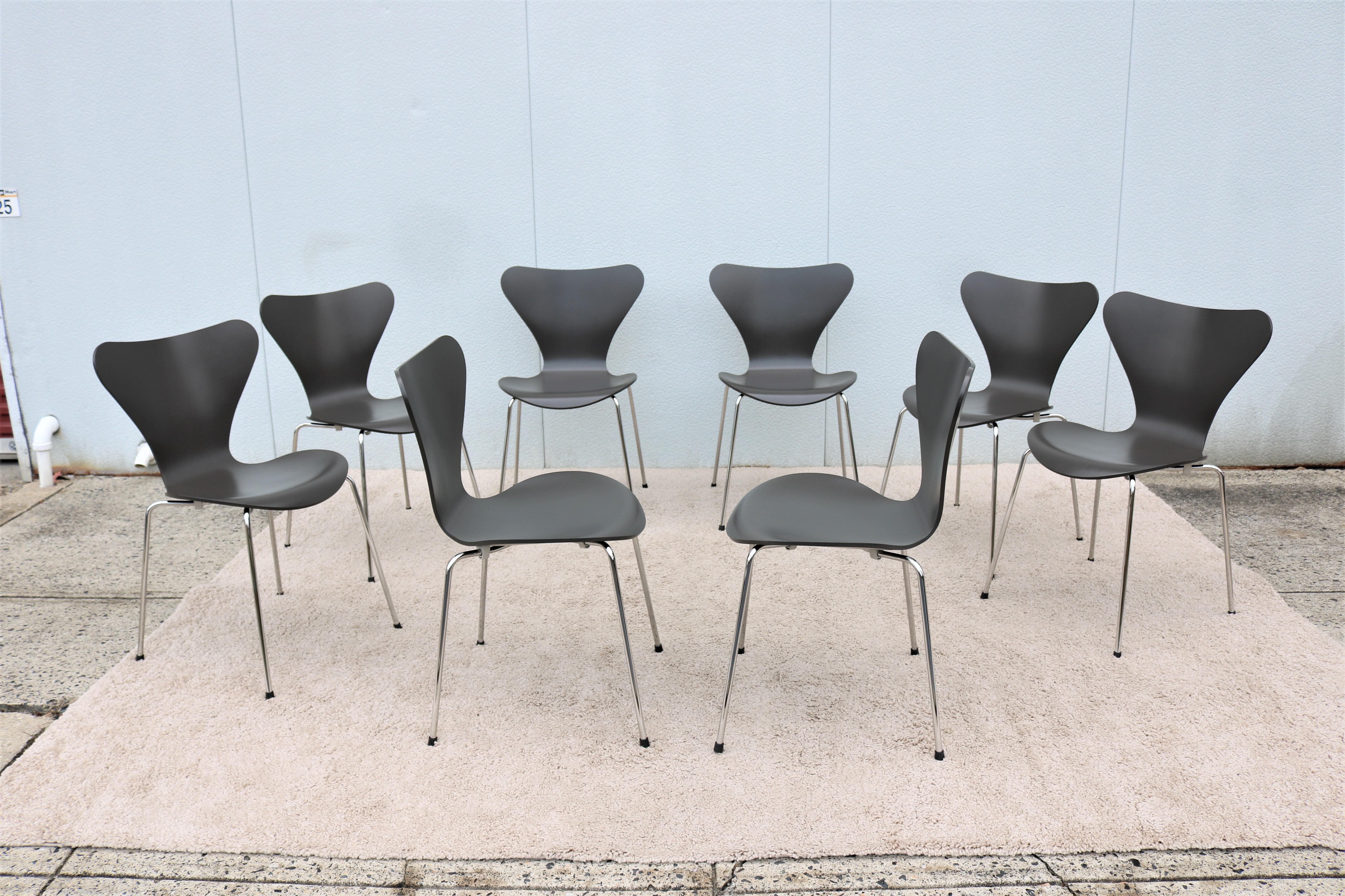 Danish Mid-Century Arne Jacobsen for Fritz Hansen Gray Series 7 Chairs, Set of 8 In Excellent Condition In Secaucus, NJ