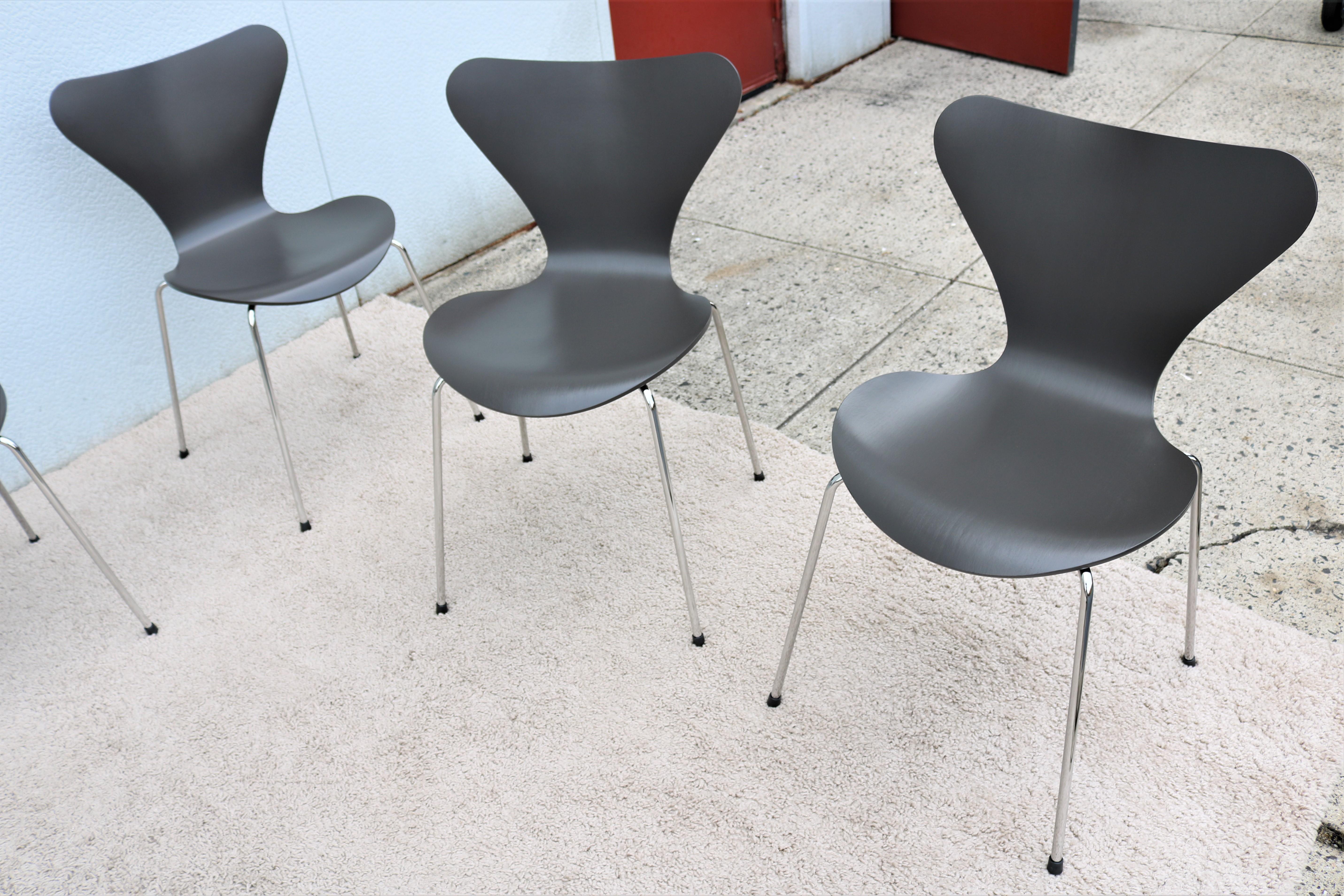 Steel Danish Mid-Century Arne Jacobsen for Fritz Hansen Gray Series 7 Chairs, Set of 8