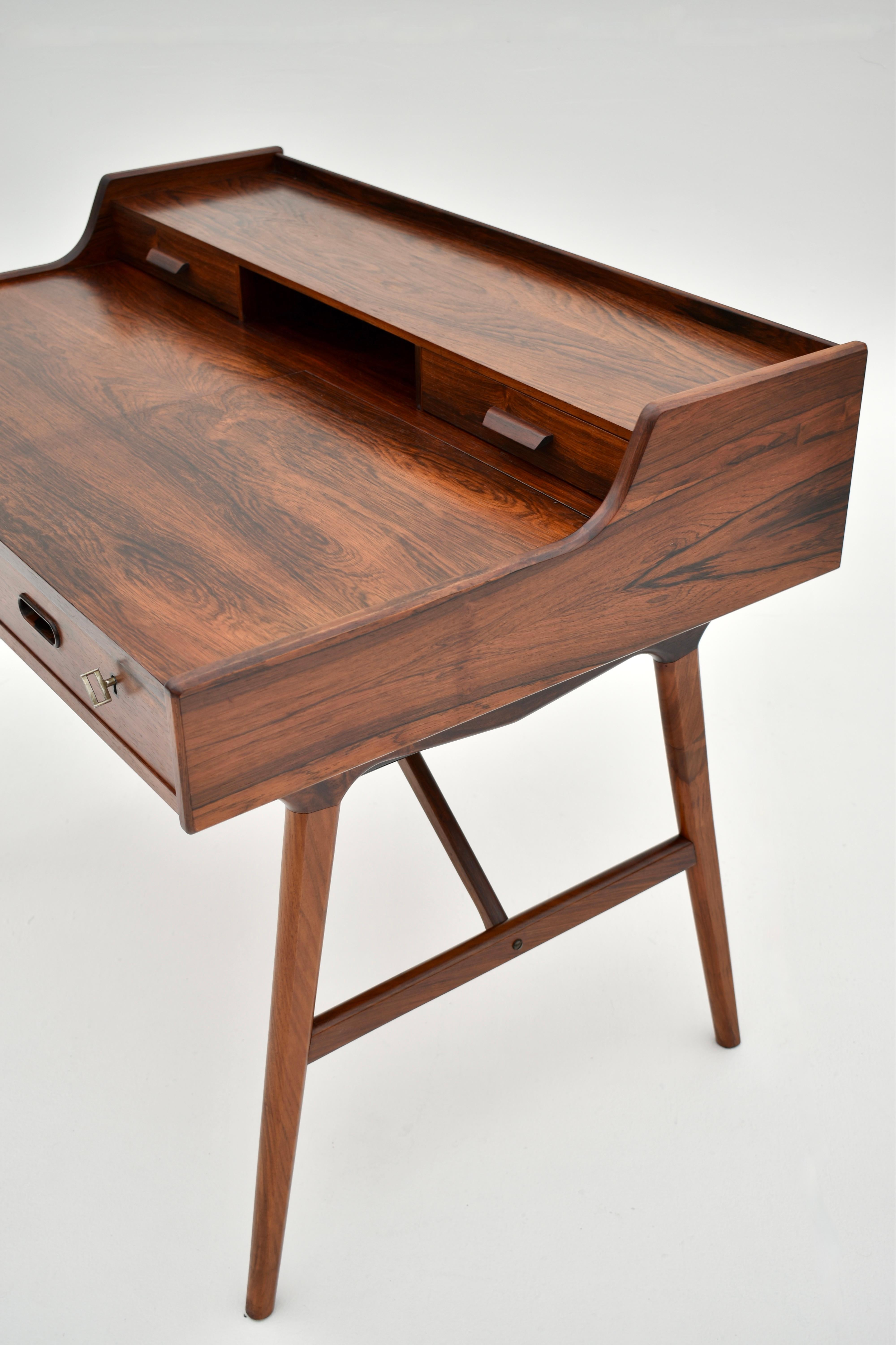 Danish Midcentury Arne Wahl Iversen Rosewood Model 65 Desk/Vanity Dresser In Good Condition In Shepperton, Surrey