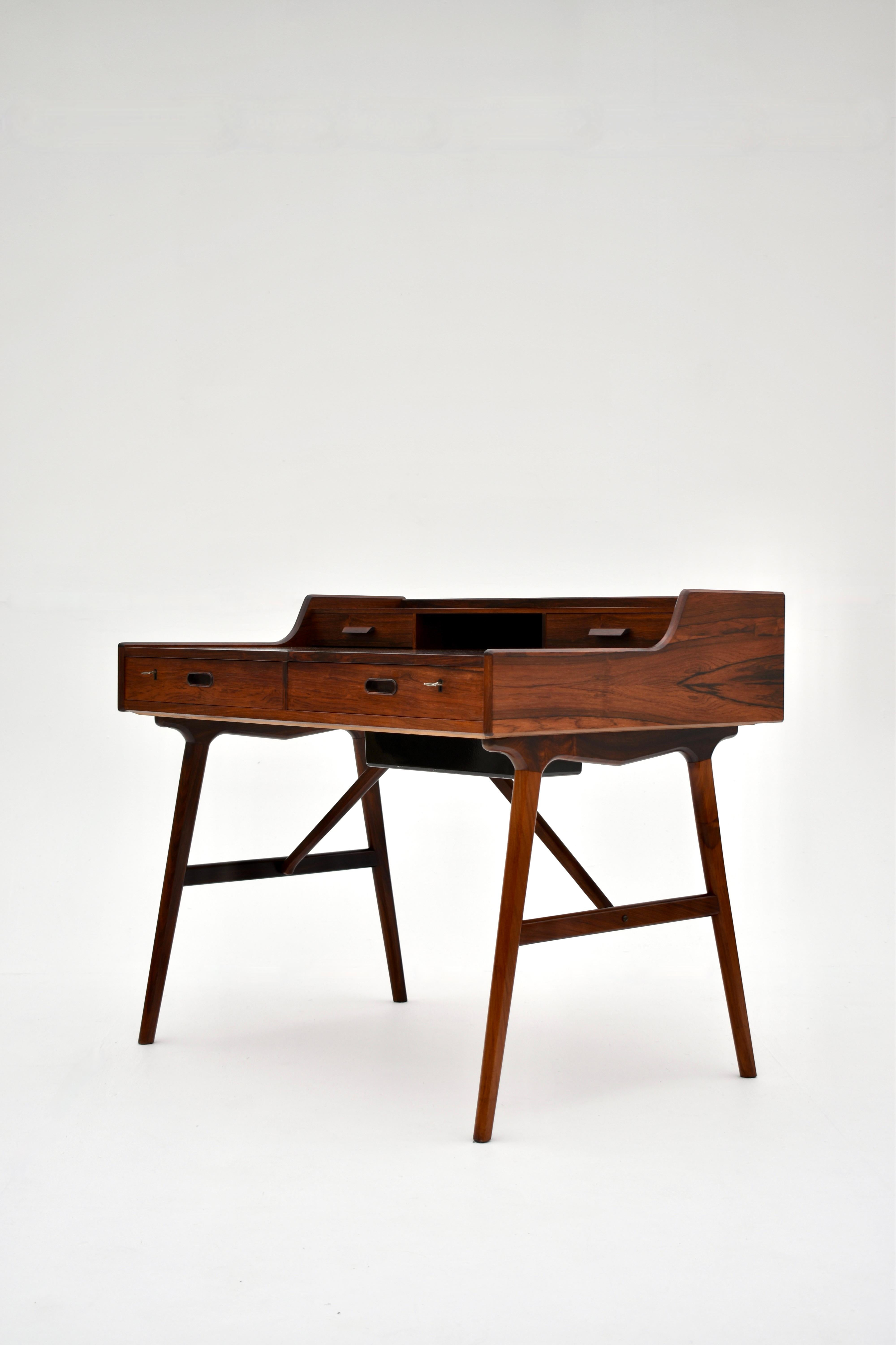 Mid-20th Century Danish Midcentury Arne Wahl Iversen Rosewood Model 65 Desk/Vanity Dresser