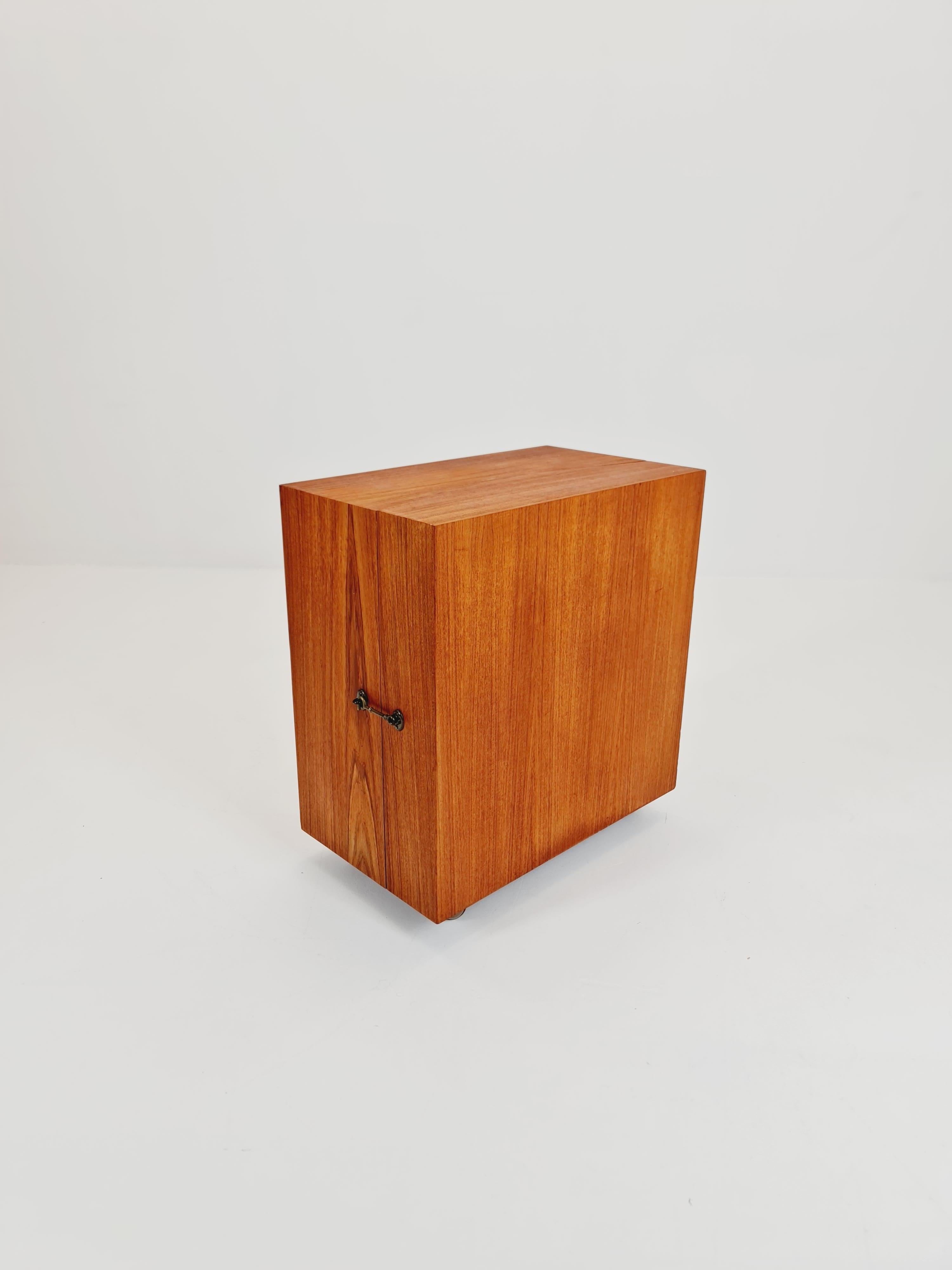 Danish mid century bar cart trolley By Jorgen Clausen for Brande in Teak , 1960s For Sale 5