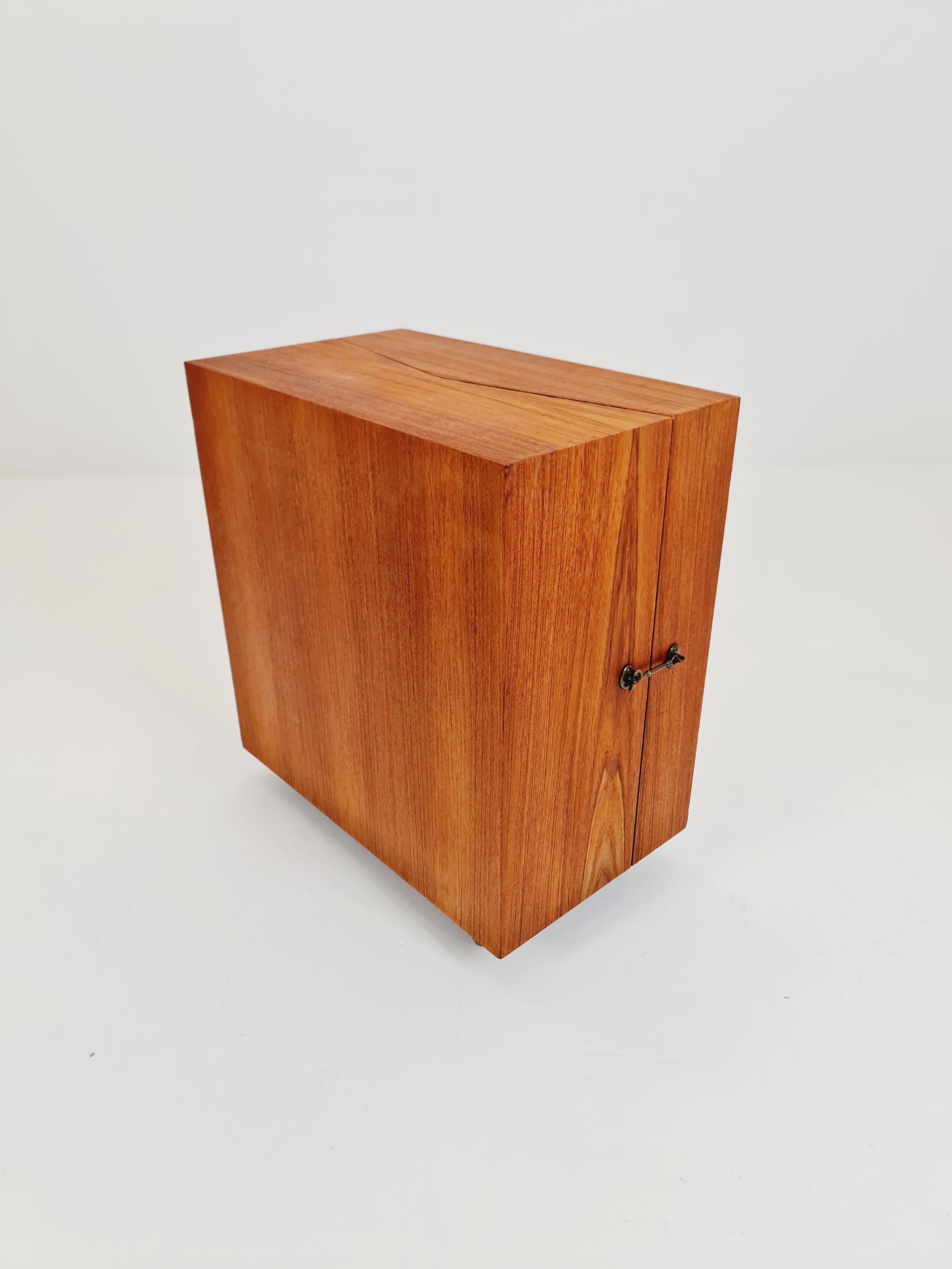 Danish mid century bar cart trolley By Jorgen Clausen for Brande in Teak , 1960s For Sale 1
