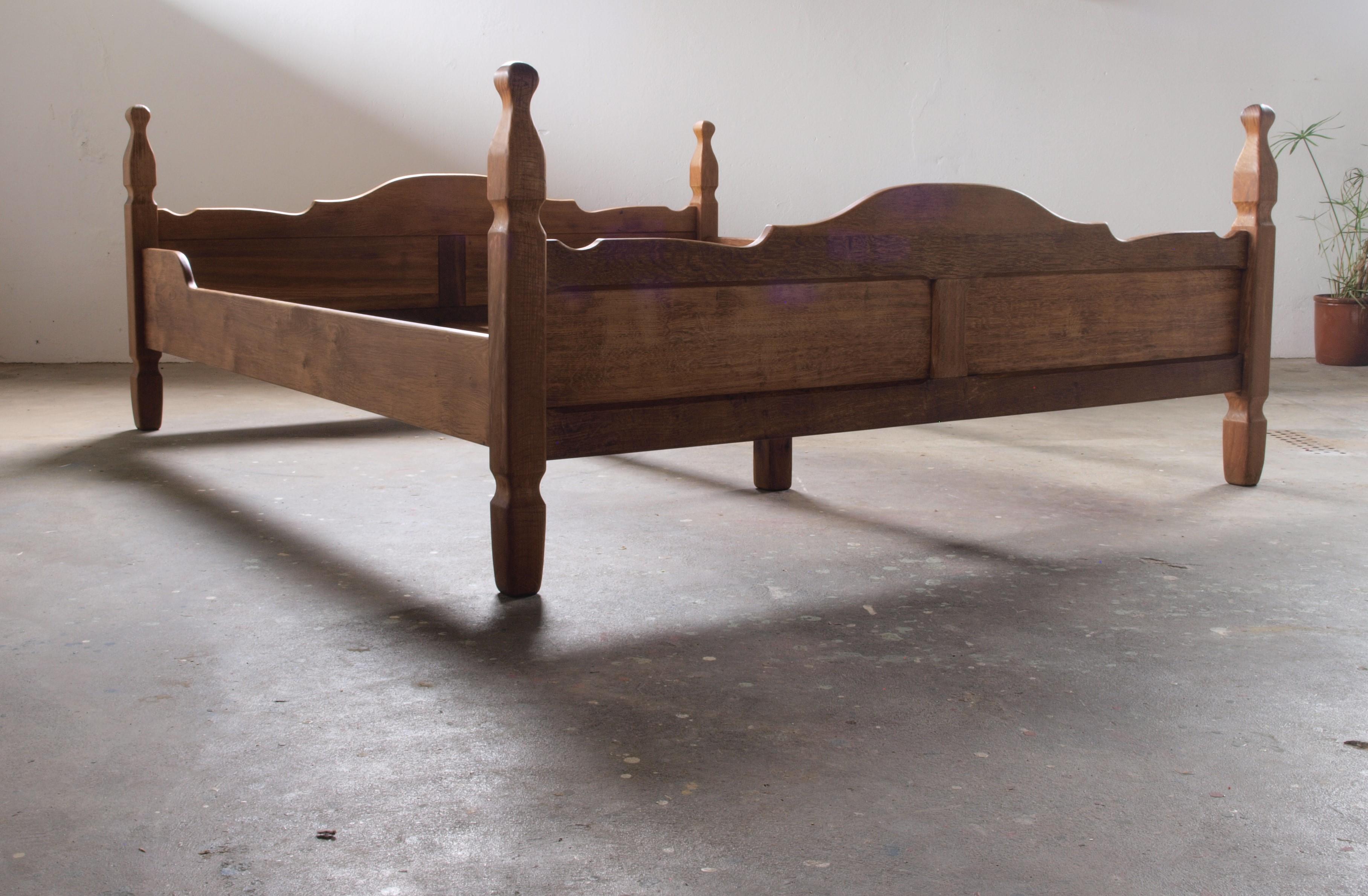 Dänisches Mid-Century Bett/Bettgestell in massiver Eiche im Stil von Henning Kjærnulf im Angebot 1